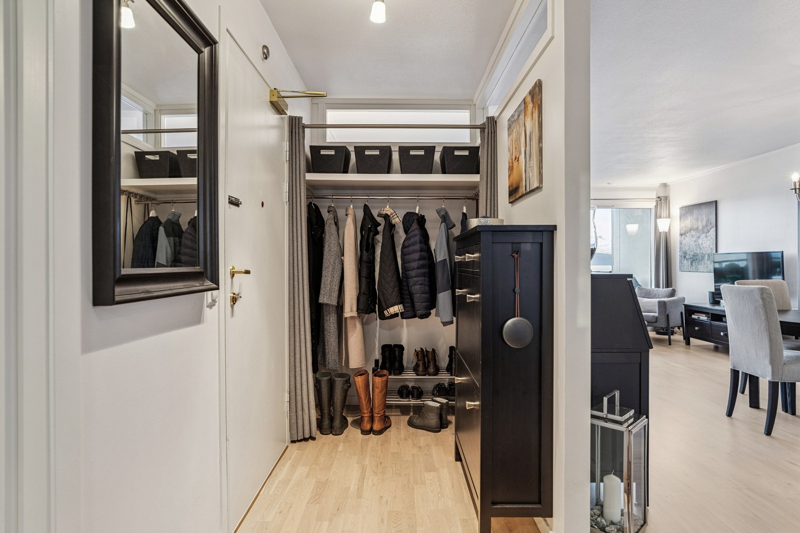 Velkommen inn! Her blir du møtt av en entré med praktisk oppbevaringsløsning for yttertøy og sko. Galleribilde