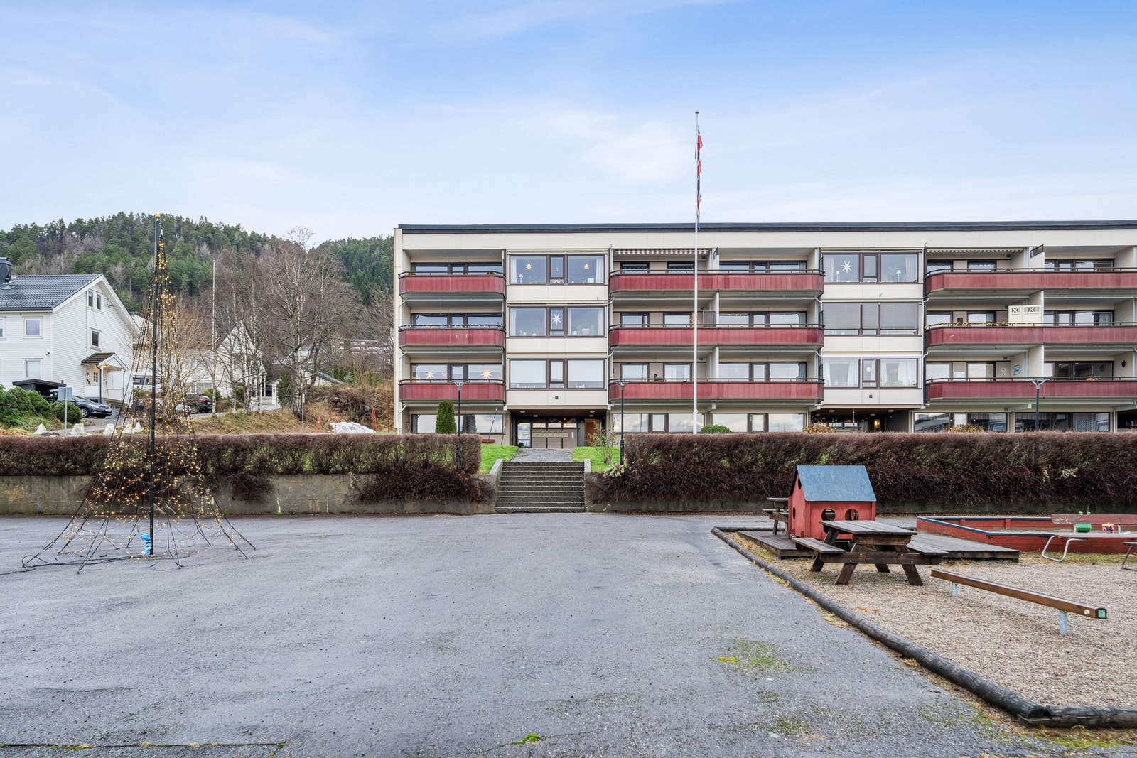 Bjørsetbovegen 11 har en attraktiv beliggenhet i et etablert og populært boligområde på Bjørset, ca. 2 km vest for Molde sentrum. Galleribilde