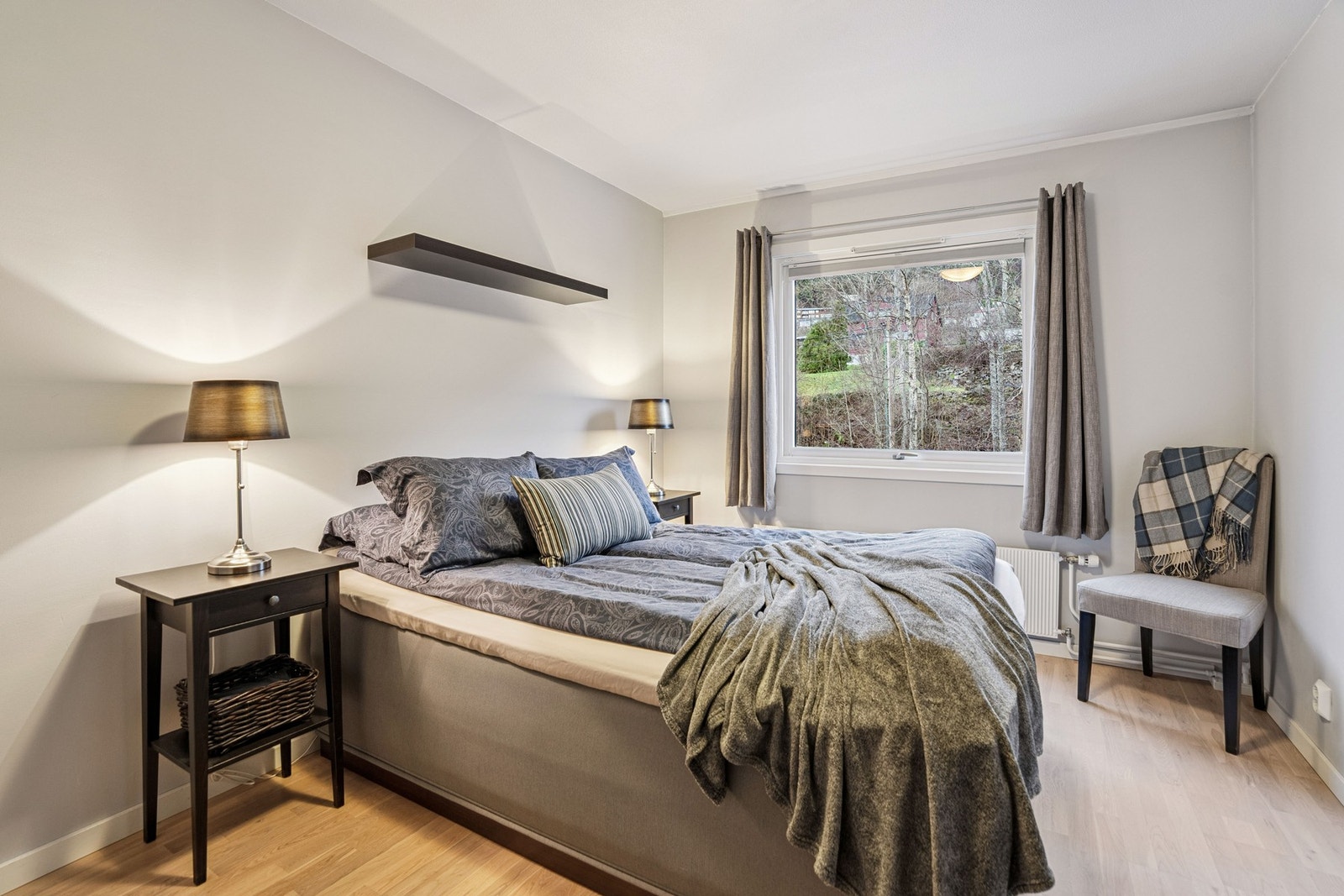 Hovedsoverommet har god plass til dobbeltseng, nattbord og skyvedørsgarderobe. Galleribilde