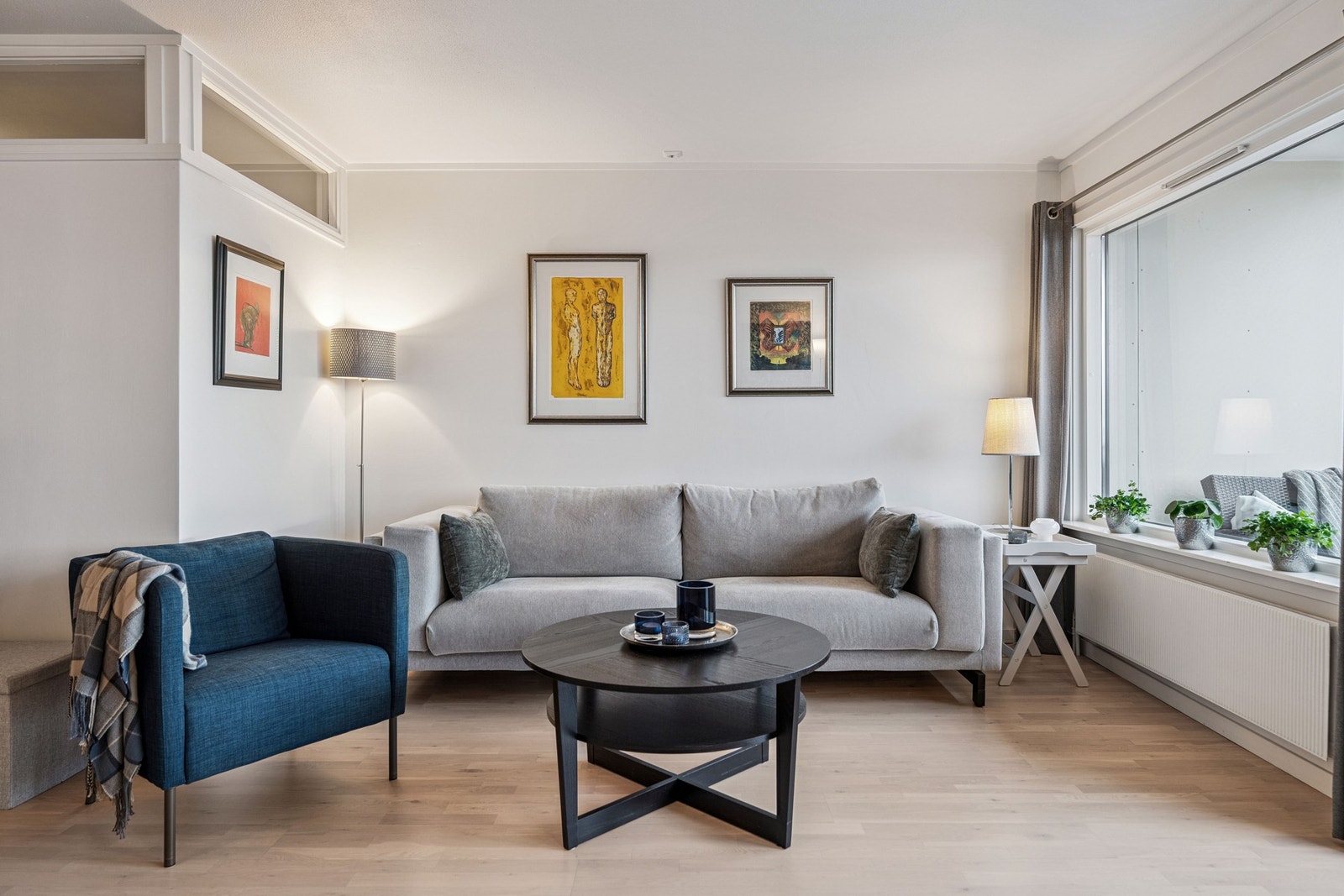 Stuen er enkel å innrede med sofakrok, TV-møbler og spisebord. Galleribilde