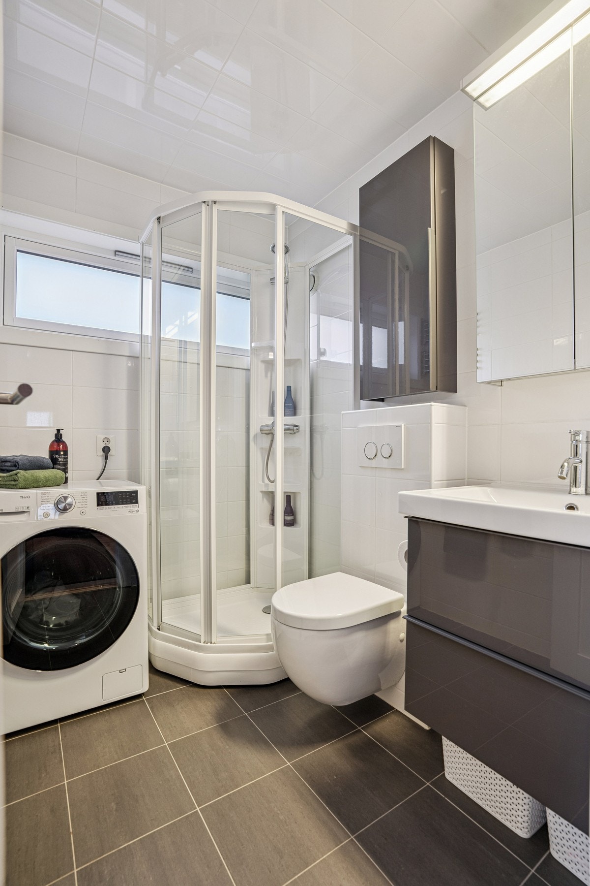 Pent flislagt bad pusset opp i 2012. Badet har gulvvarme og opplegg for vaskemaskin. Galleribilde