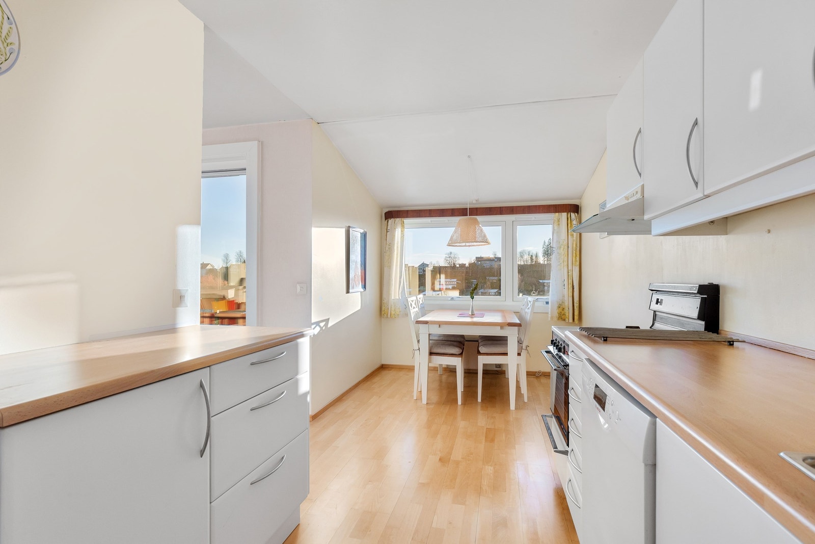 Det er plass for spisebord på kjøkkenet Galleribilde