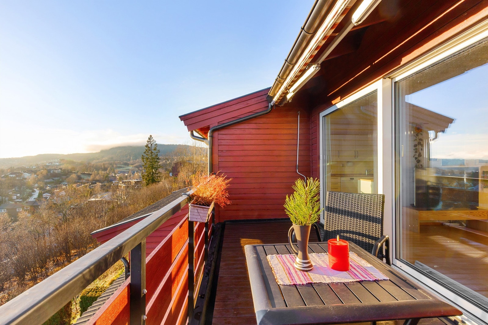 Balkongen er sydvendt, har gode solforhold og nydelig utsikt Galleribilde