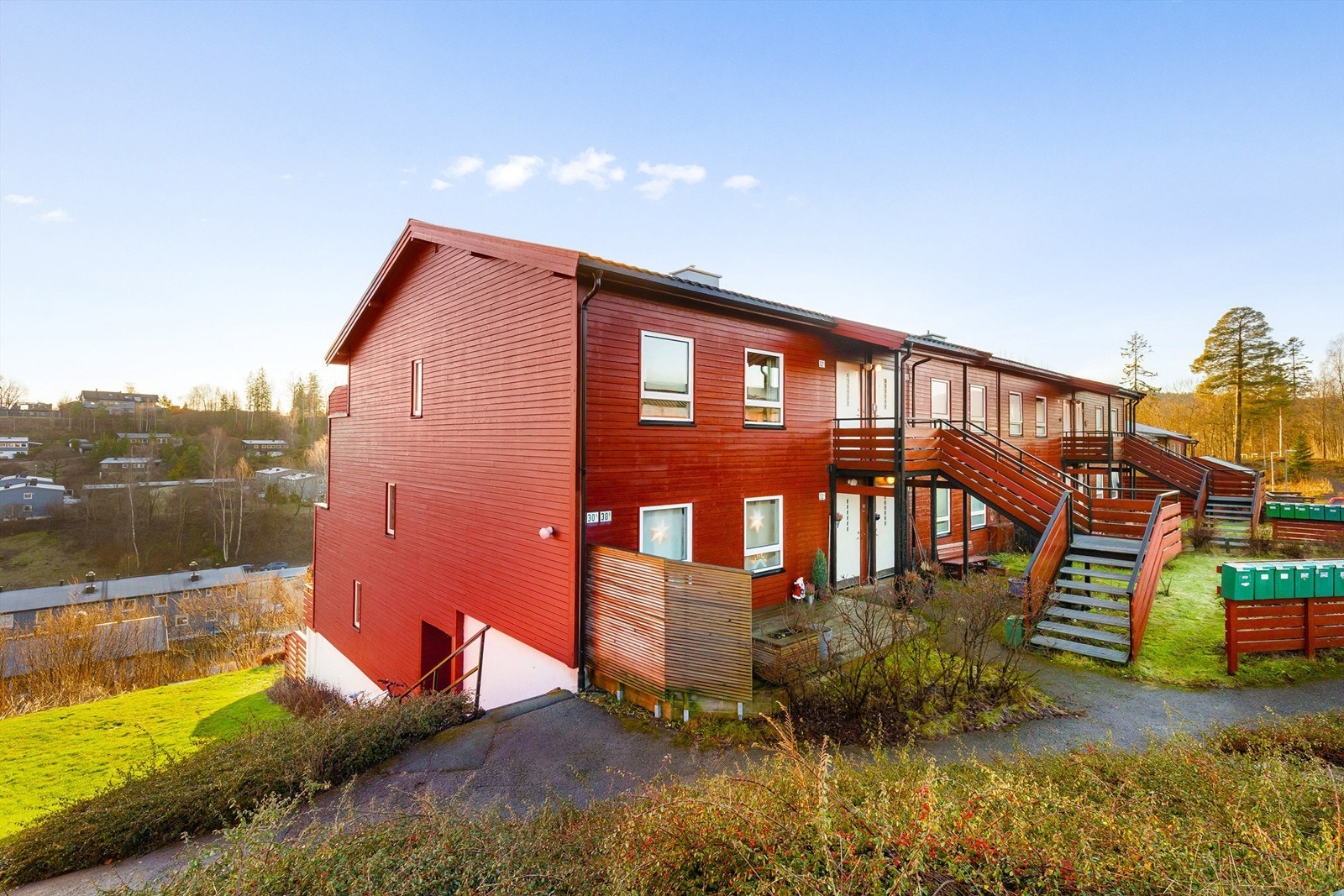 Leiligheten har en flott beliggenhet mellom Slependen og Billingstad med korte avstander til barnehager, skoler og offentlig kommunikasjon, samt nydelige turmuligheter i Bærumsmarka. Foto Zovenfra AS Galleribilde