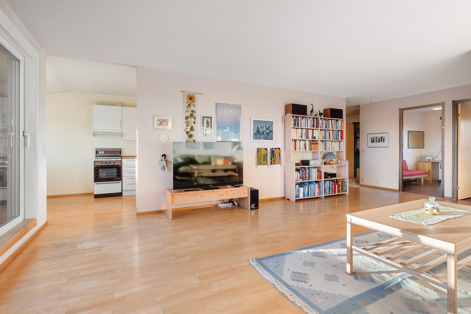 Kjøkkenet er i delvis åpen løsning mot stue Galleribilde