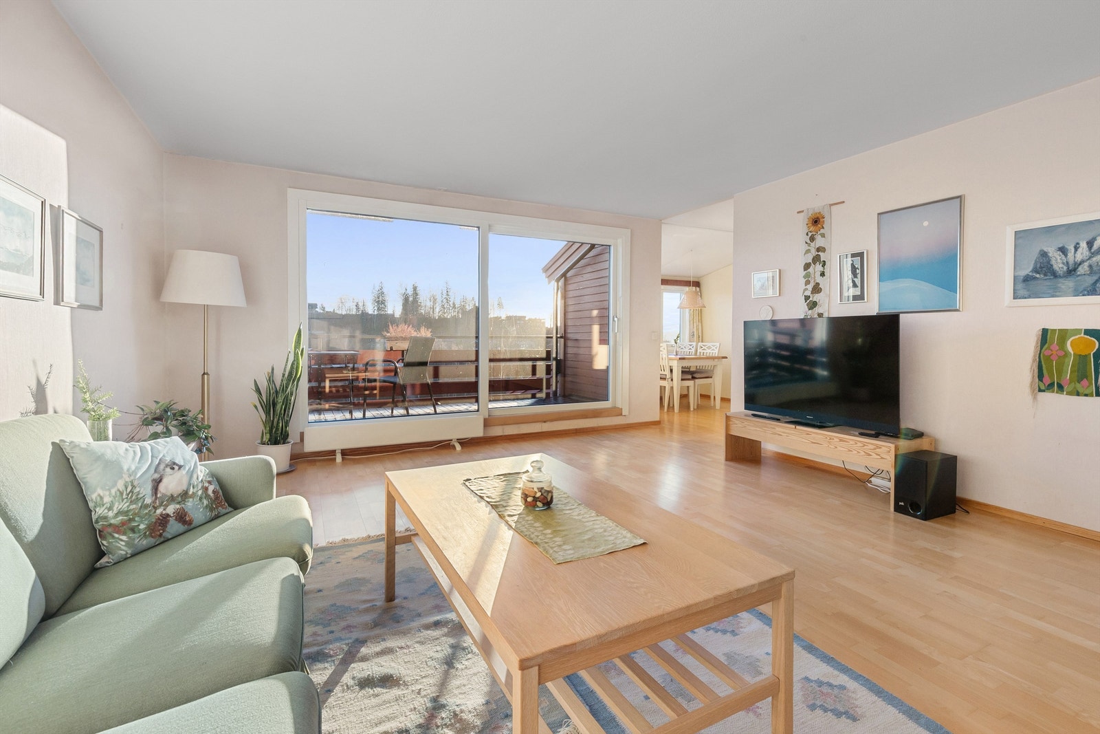 Stuen oppleves lys og luftig med god møbleringsmuligheter Galleribilde