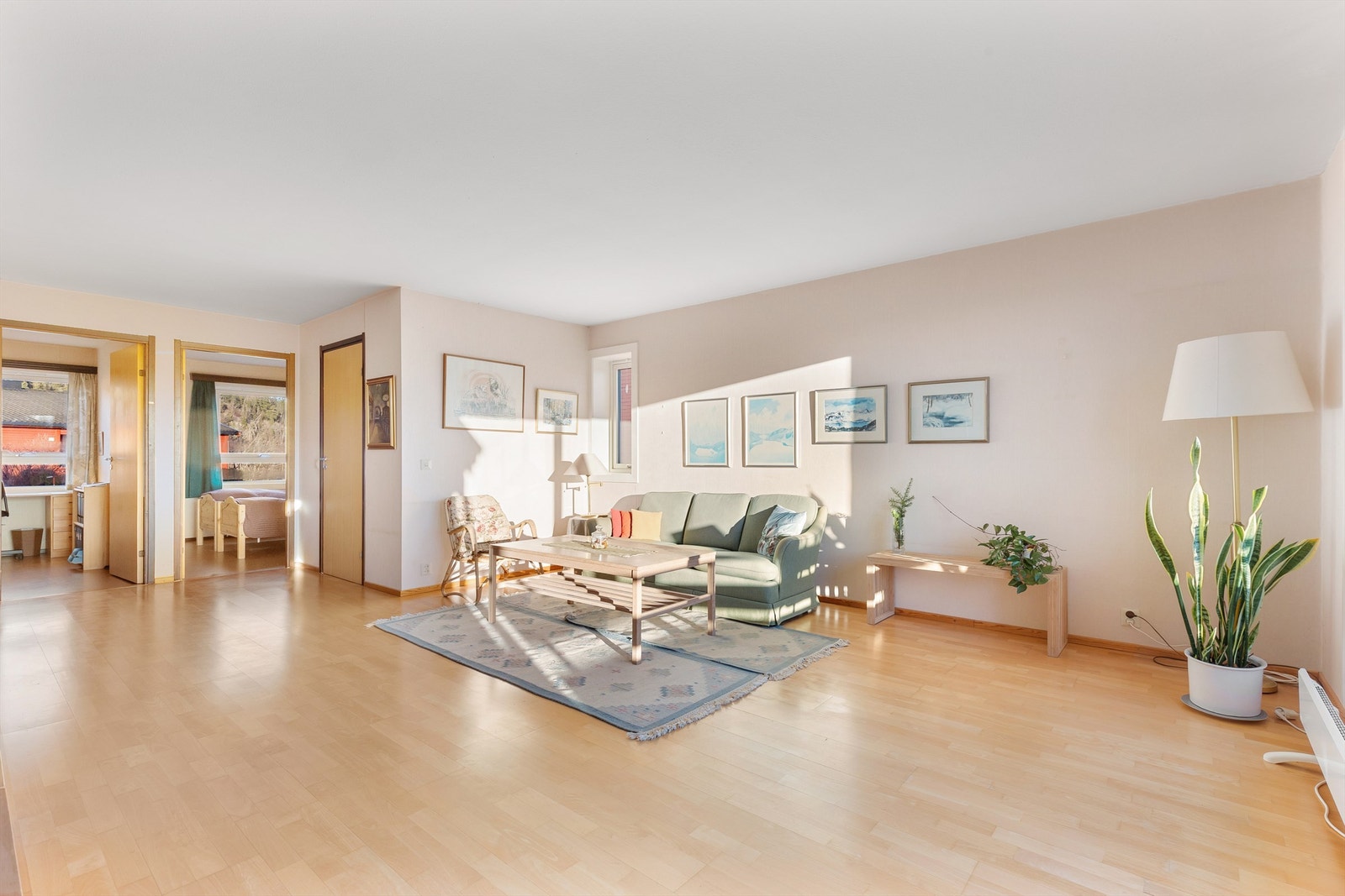 I stuen er det plass for sofagruppe, TV-seksjon, spisegruppe og annet passende møblement Galleribilde