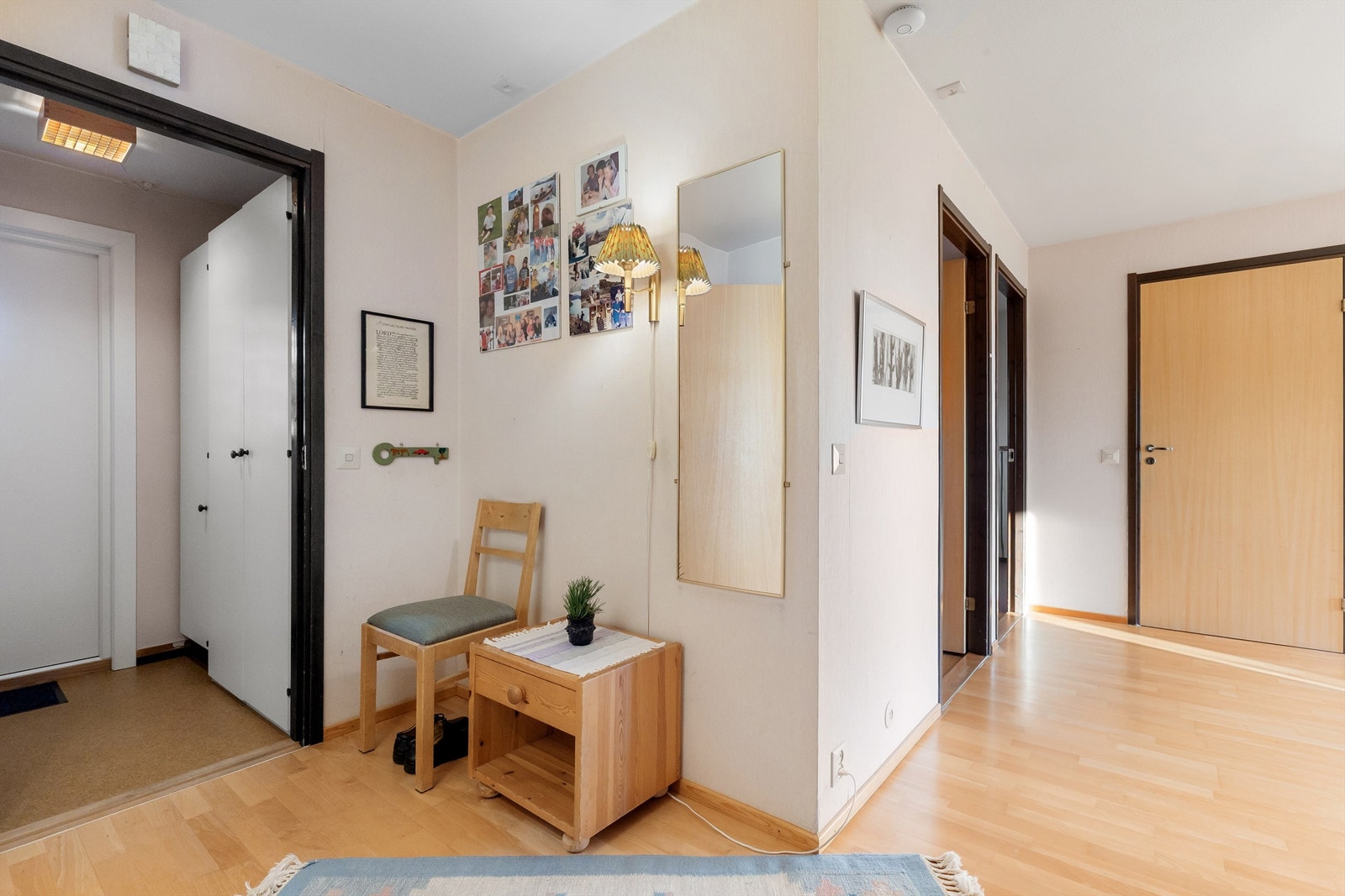 Romslig entré/gang med god plass for yttertøy og sko Galleribilde