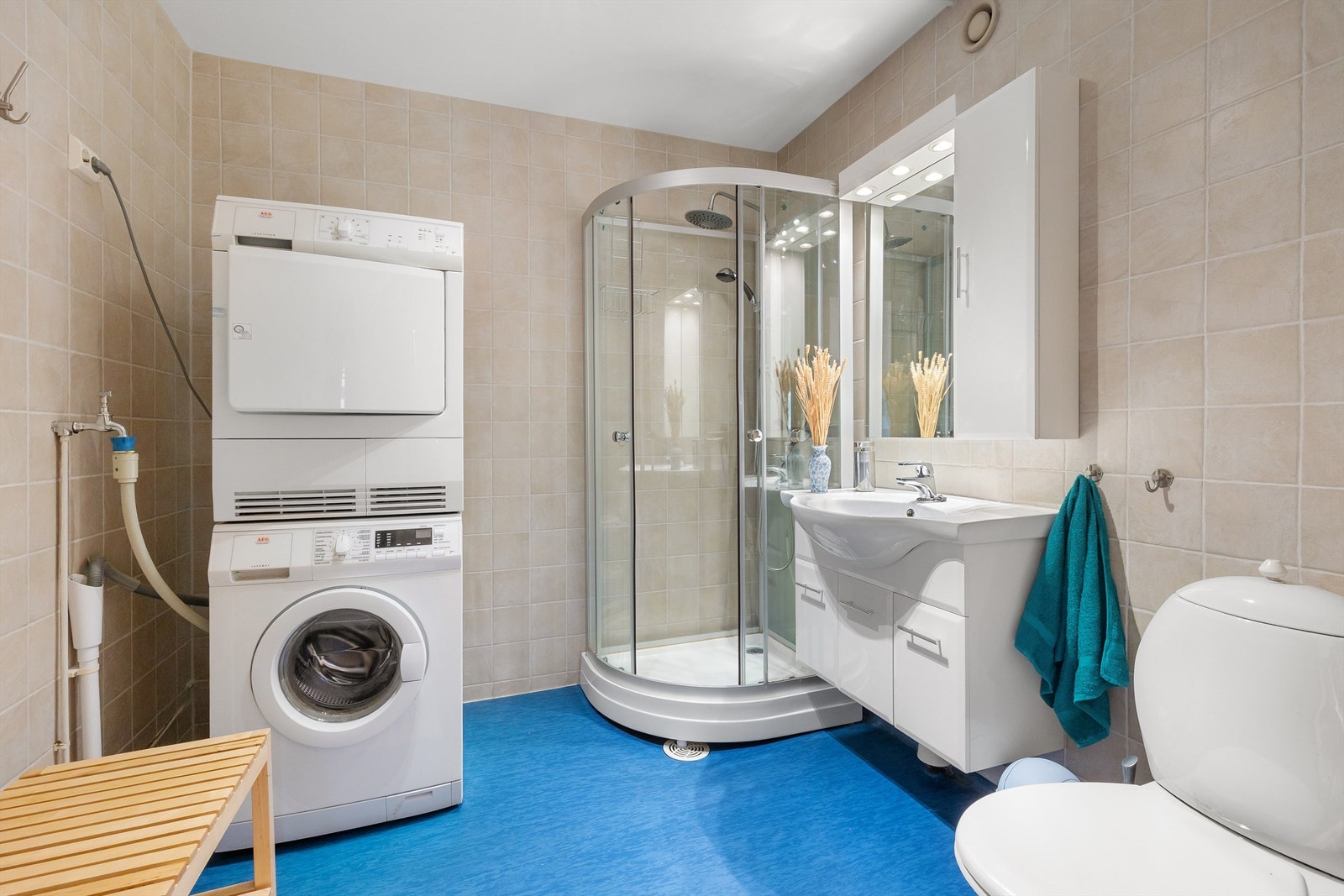 Baderom med gulvbelegg, fliser på vegger og malt himling Galleribilde