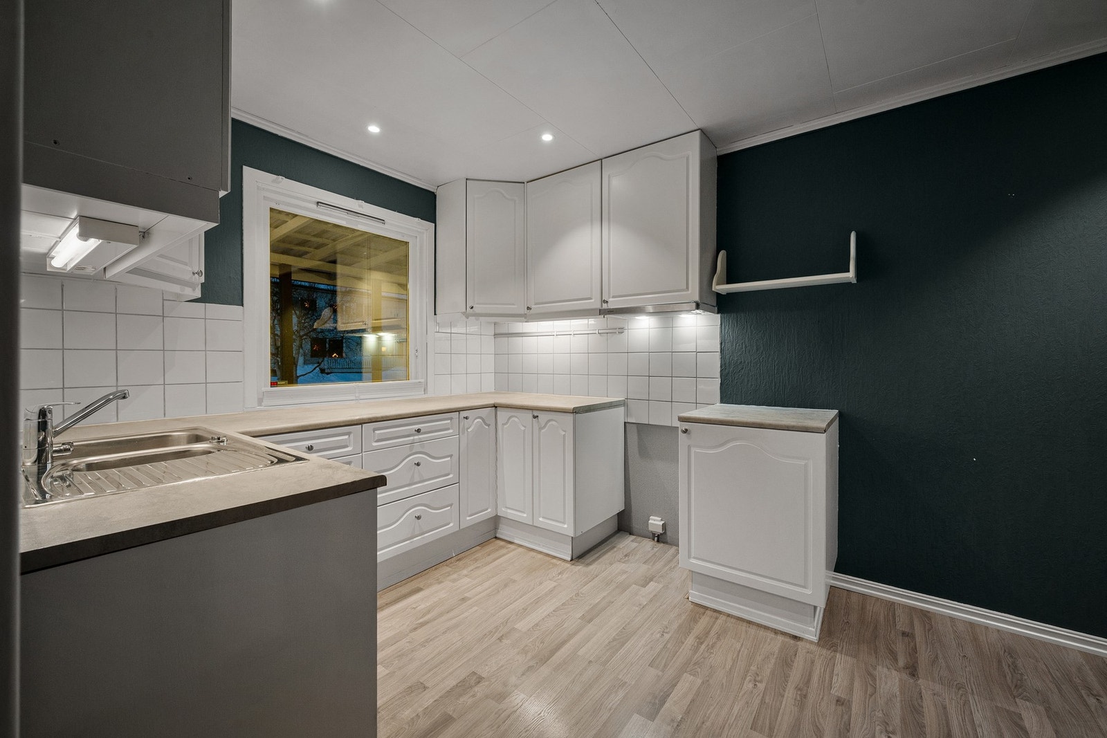 Kjøkkenet er oppgradert etter byggeår med innredning i tidløs utførelse Galleribilde