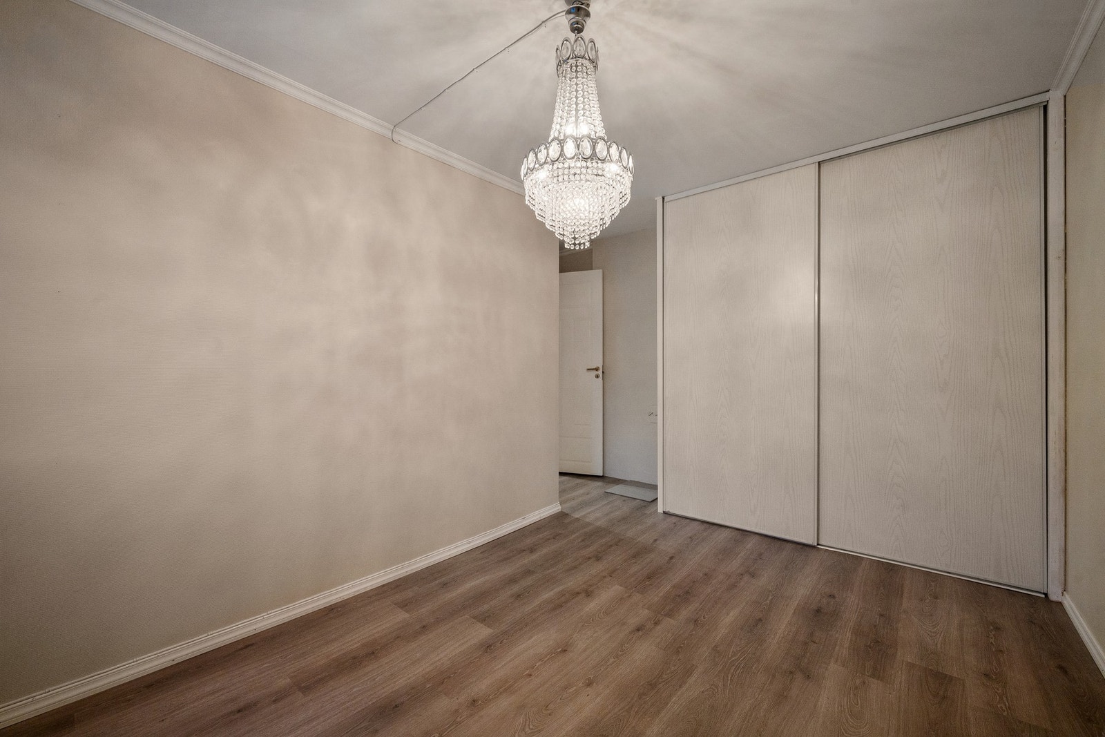 Romslig soverom med innebygd skyvedørsgarderobe Galleribilde