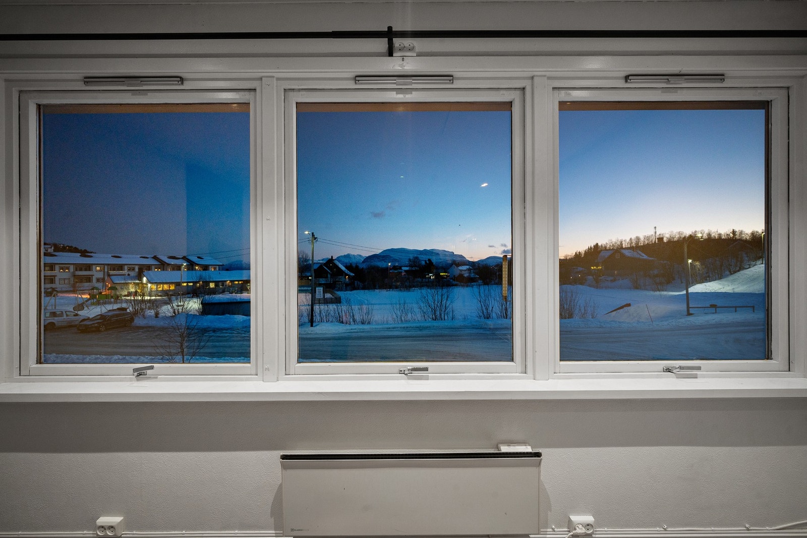 Fin utsikt fra stua! Her ser du løkkebane rett på andre siden av veien, og barnehage ved siden av Galleribilde