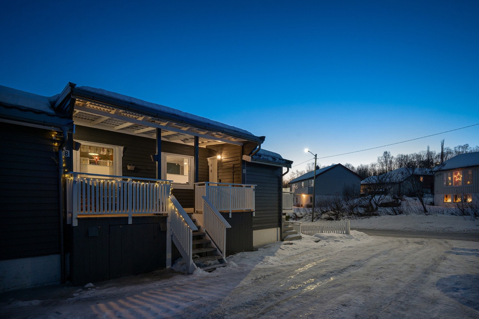 Takoverbygd inngangsparti som deles med rekkehusleilighet ved siden av Galleribilde