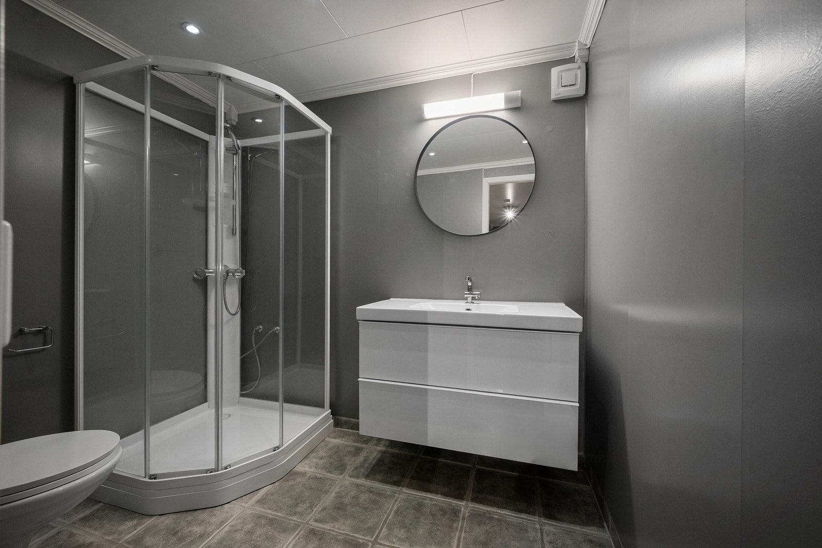 Flislagt bad med fornyet baderomsinnredning og dusjkabinett Galleribilde