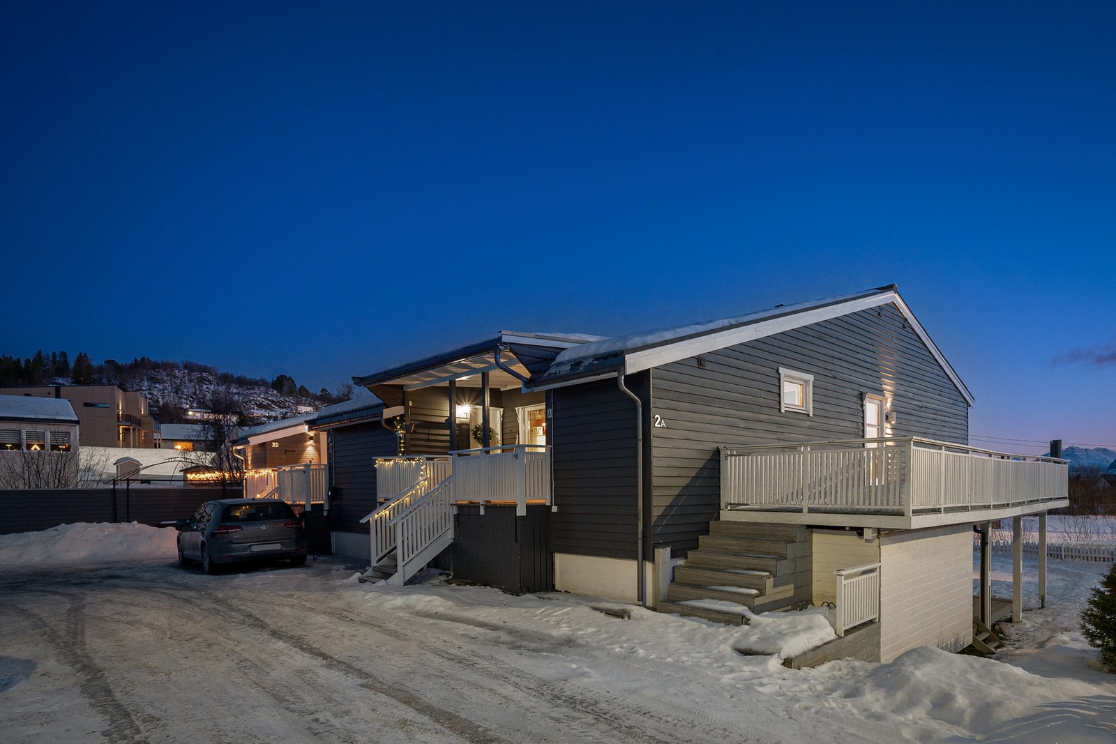 Felles parkeringsplass for seksjonseierne med god plass til flere biler Galleribilde