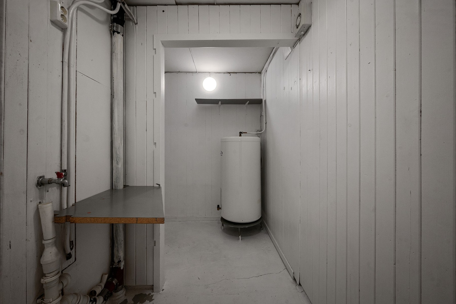 Vaskerommet inneholder røropplegg for vaskemaskin og vv-bereder Galleribilde