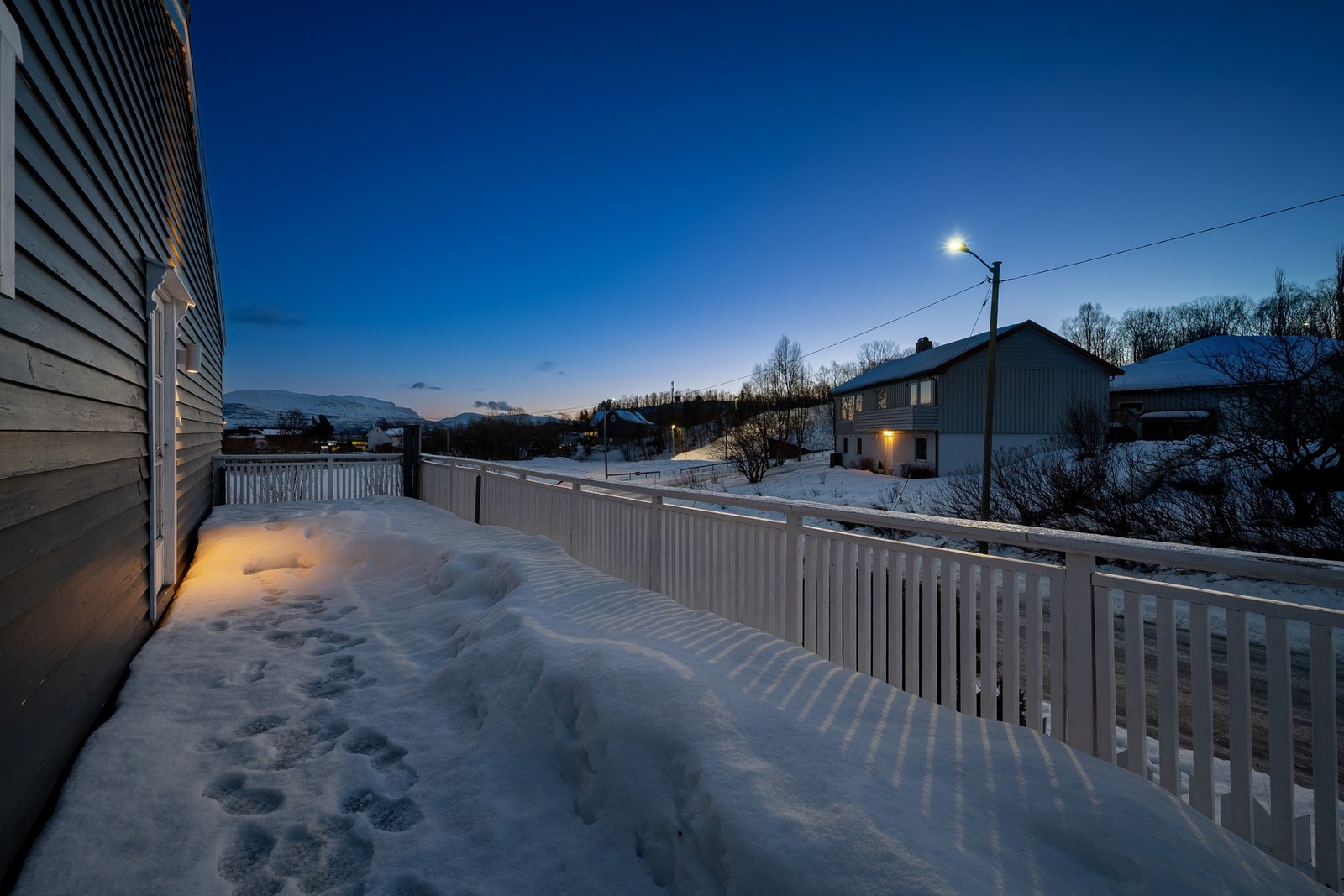 Stor, sørvendt veranda utenfor stua gir et flott uteareal på sommerstid Galleribilde