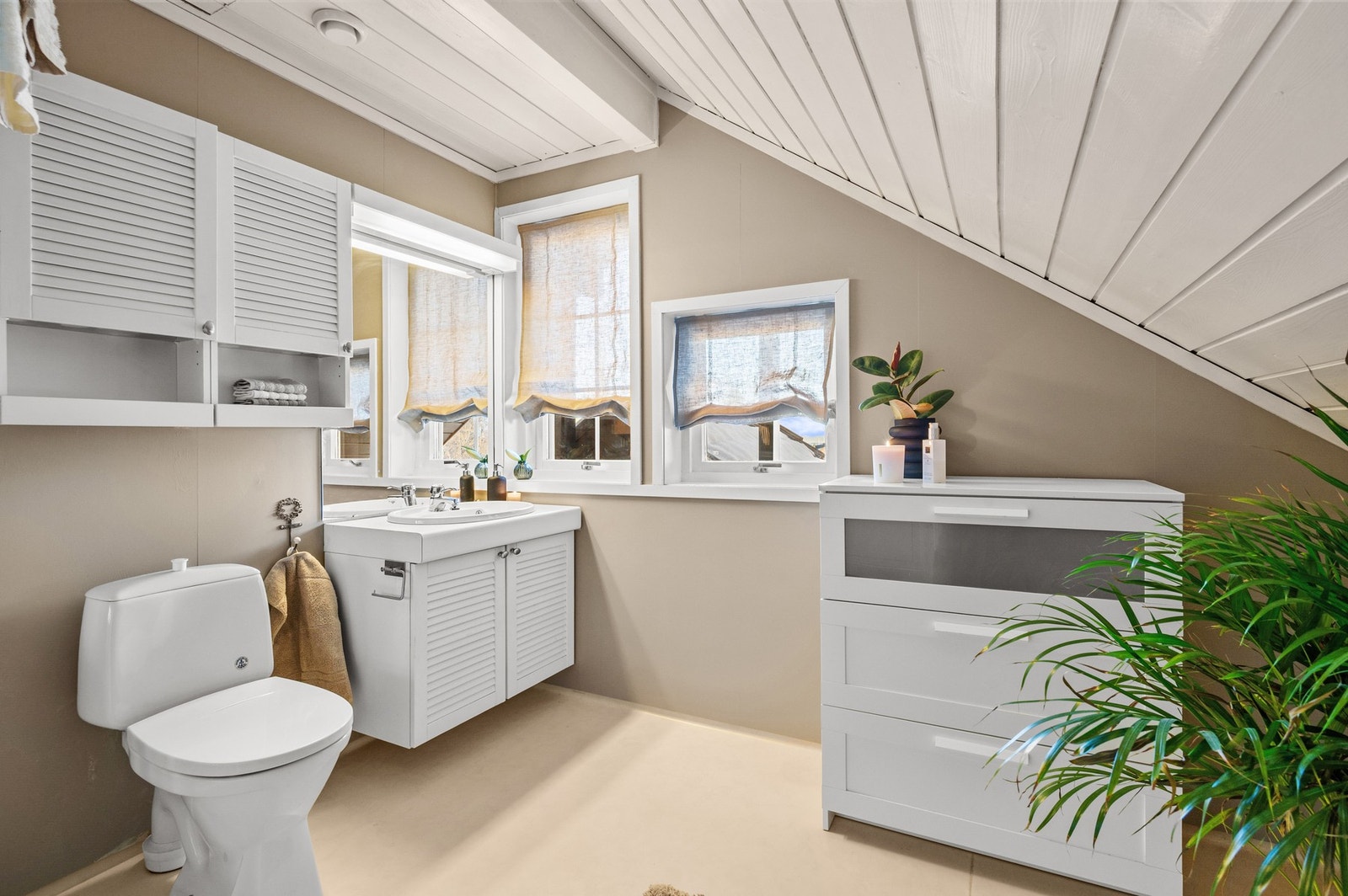 Boligen har ytterligere et bad i boligens 2. etasje. Her med toalett, vask og dusjkabinett. Galleribilde