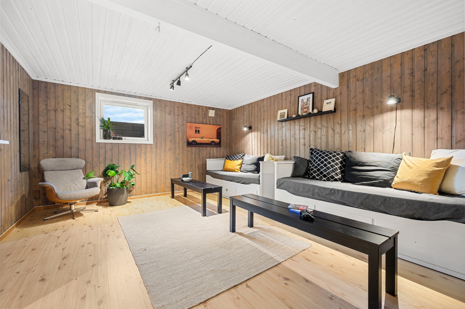 Boligens siste og tredje stue befinner seg i underetasjen. Et herlig rom som måler 19,5m², hvor man også har stort nok vindu mht. lys og rømning. Galleribilde