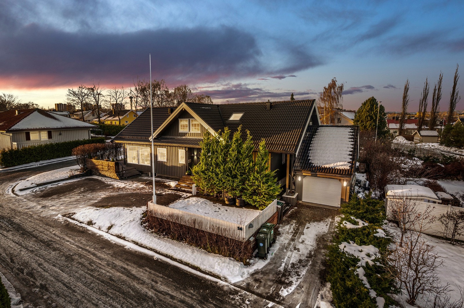 Som vist på bildet har man også en garasje på høyre side av boligen. I denne har man også gode lagringsmuligheter. Ny elektrisk garasjeport og motor er montert i 2025. Galleribilde