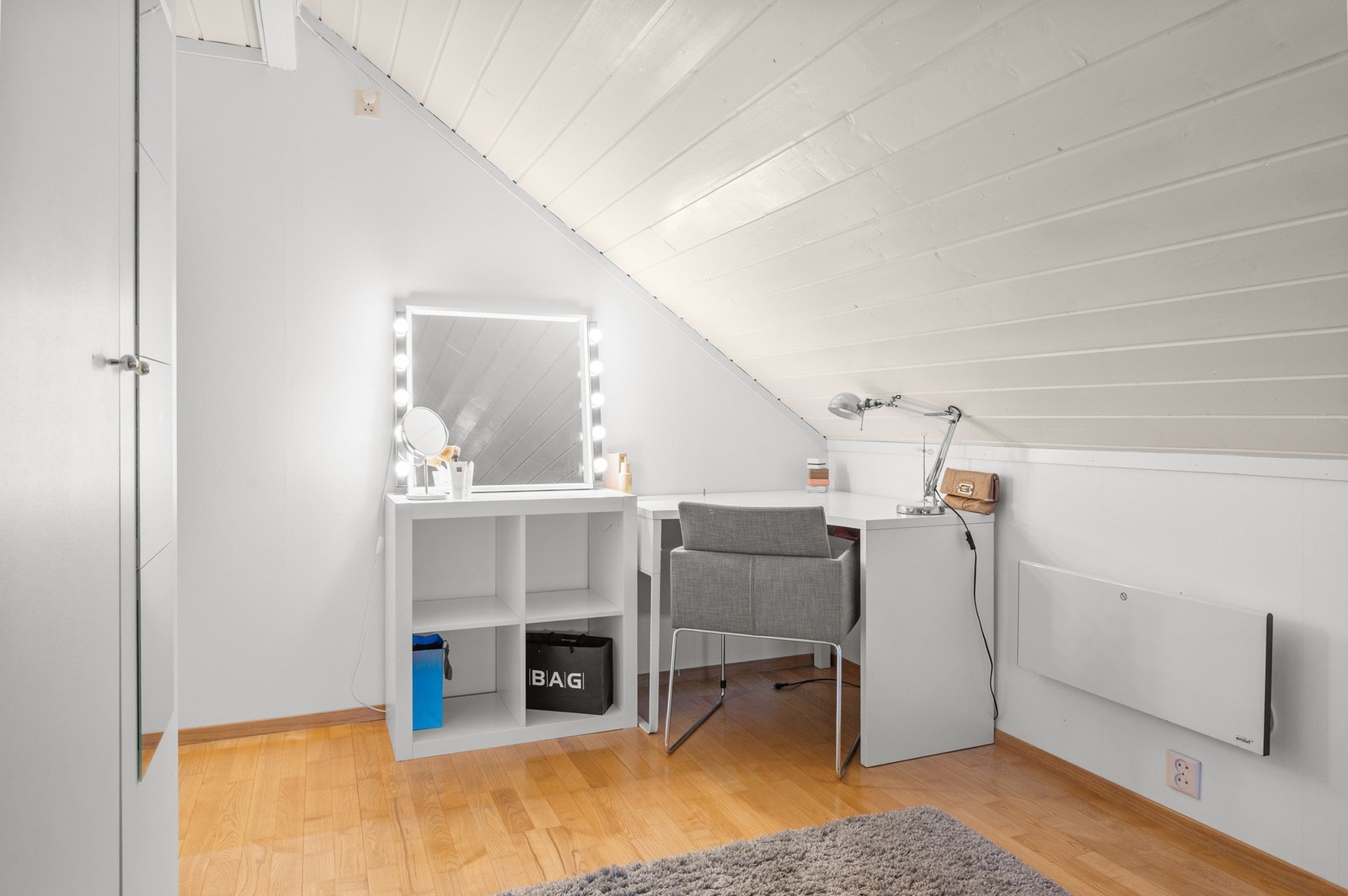 God plass til garderobeskap, seng og pult på soverommet. Galleribilde