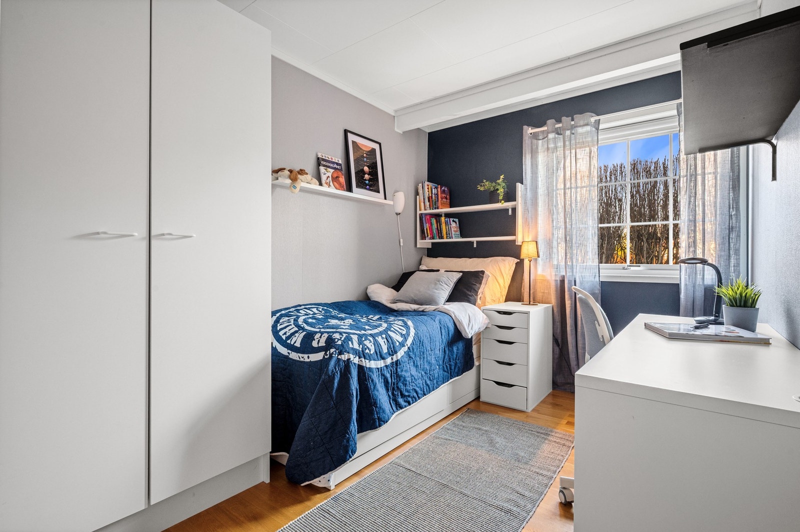 Vegg-i-vegg med hoevsoverommet finnes enda et soverom. Dette har tidligere blitt benyttet som barnerom - perfekt når barna er mindre. I tillegg kan rommet også fungere som et eget garderoberom, kontor eller lignende. Lettvegg mellom rommene. Galleribilde