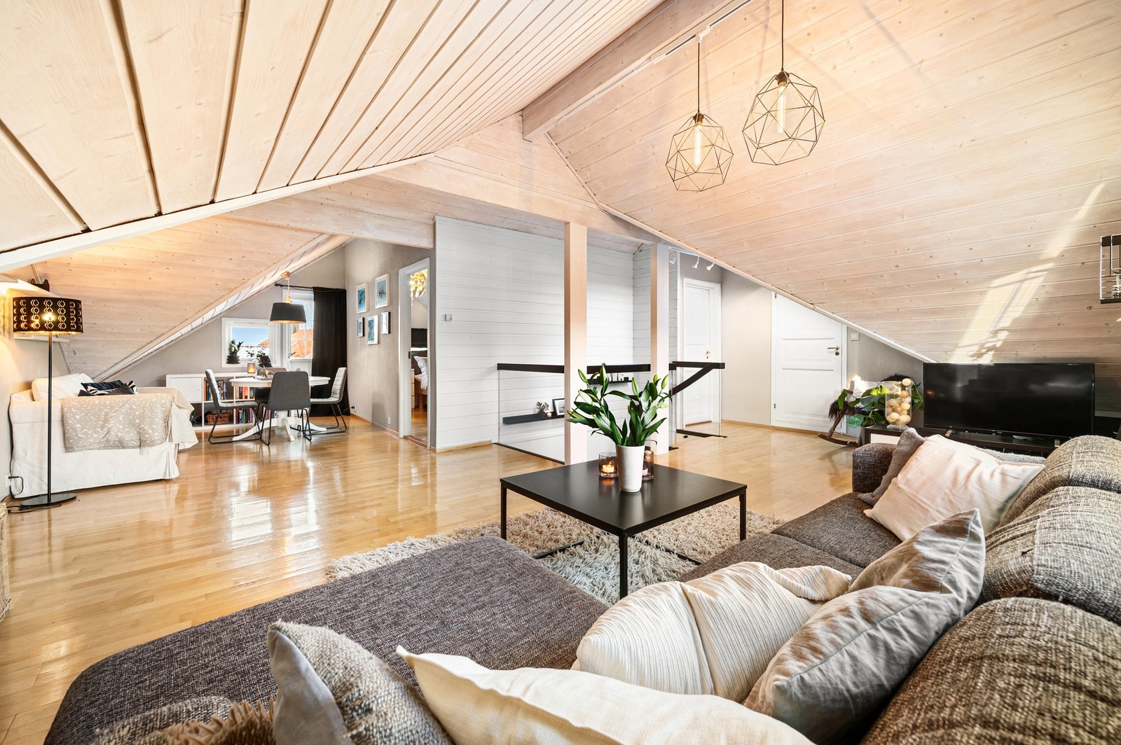 Luftig, stor og åpen stue møter deg idet du kommer opp til boligens 2. etasje. Et fantastisk rom å ha, både når man har små barn, men også når barna begynner å bli eldre. Galleribilde