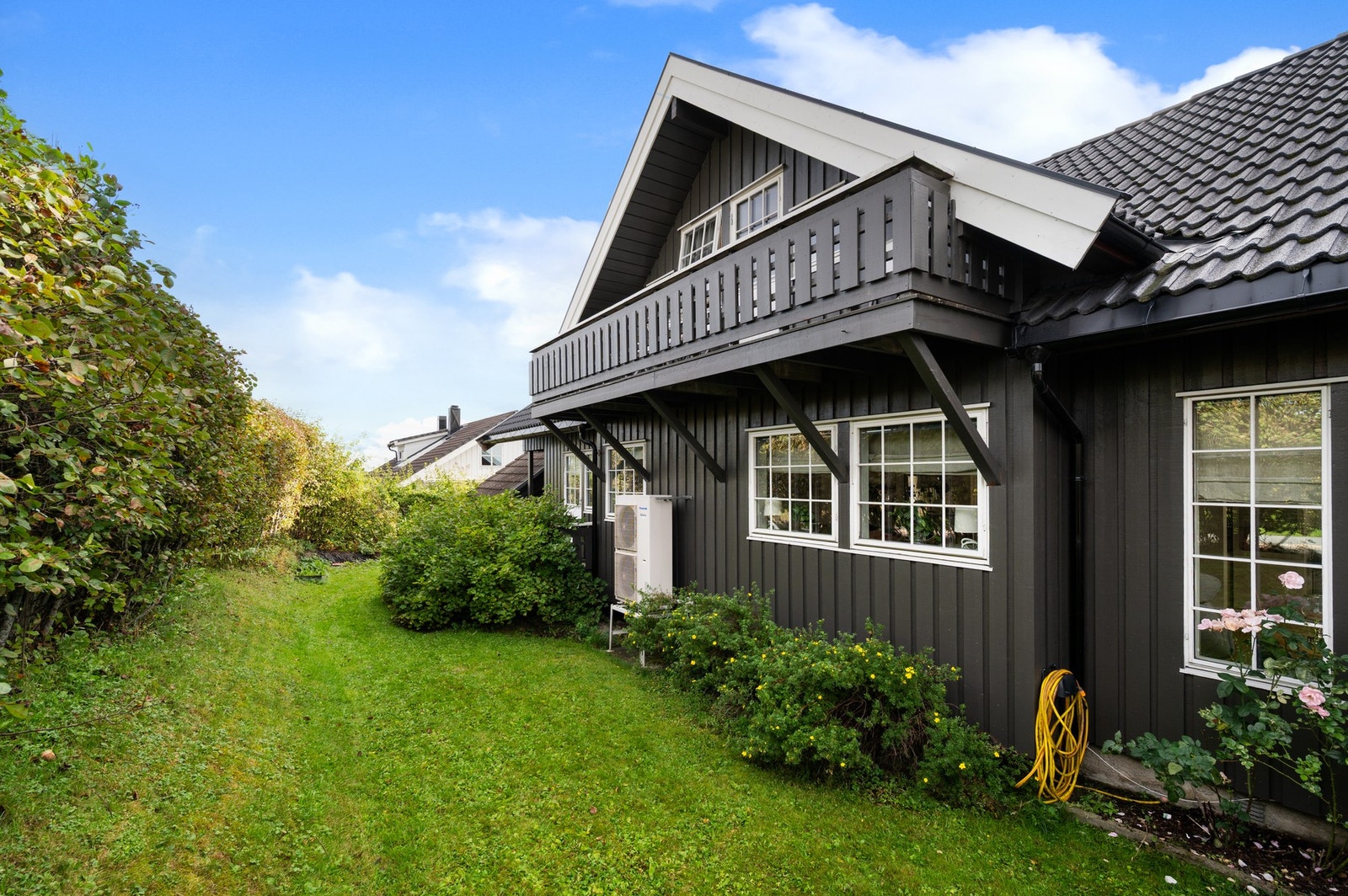 Hagen ligger på motsatt side av inngangspartiet - som man kommer naturlig til via terrassen på den ene kortsiden av huset. Galleribilde