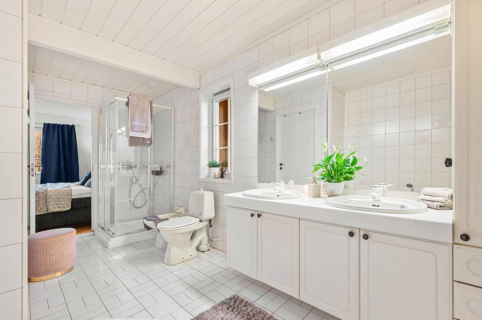 Videre i samme etasje befinner et av boligens bad seg. Dette er av en svært god størrelse. Dør inn til badet både fra gangen, samt fra hovedsoverommet. Galleribilde