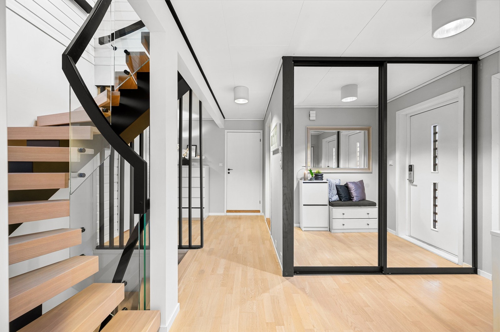 Idet man kommer inn i boligen møtes man av en romslig og flott gang/hall. Plassbygget trapp, som er spesialbestilt på mål og bygget på stedet. Denne oppleves mer som et møbel - også ny i 2021. Galleribilde