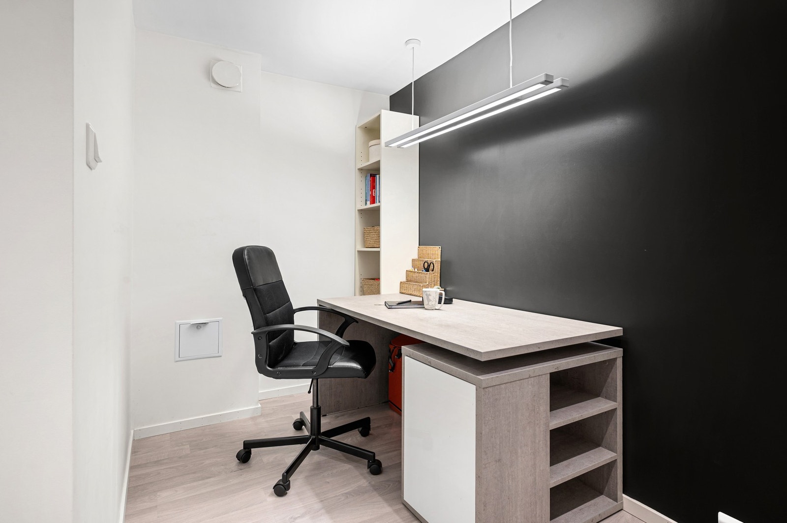 Deler av trappegangen i underetasjen har blitt benyttet som kontor. Stort areal som kan benyttes på flere måter. Galleribilde