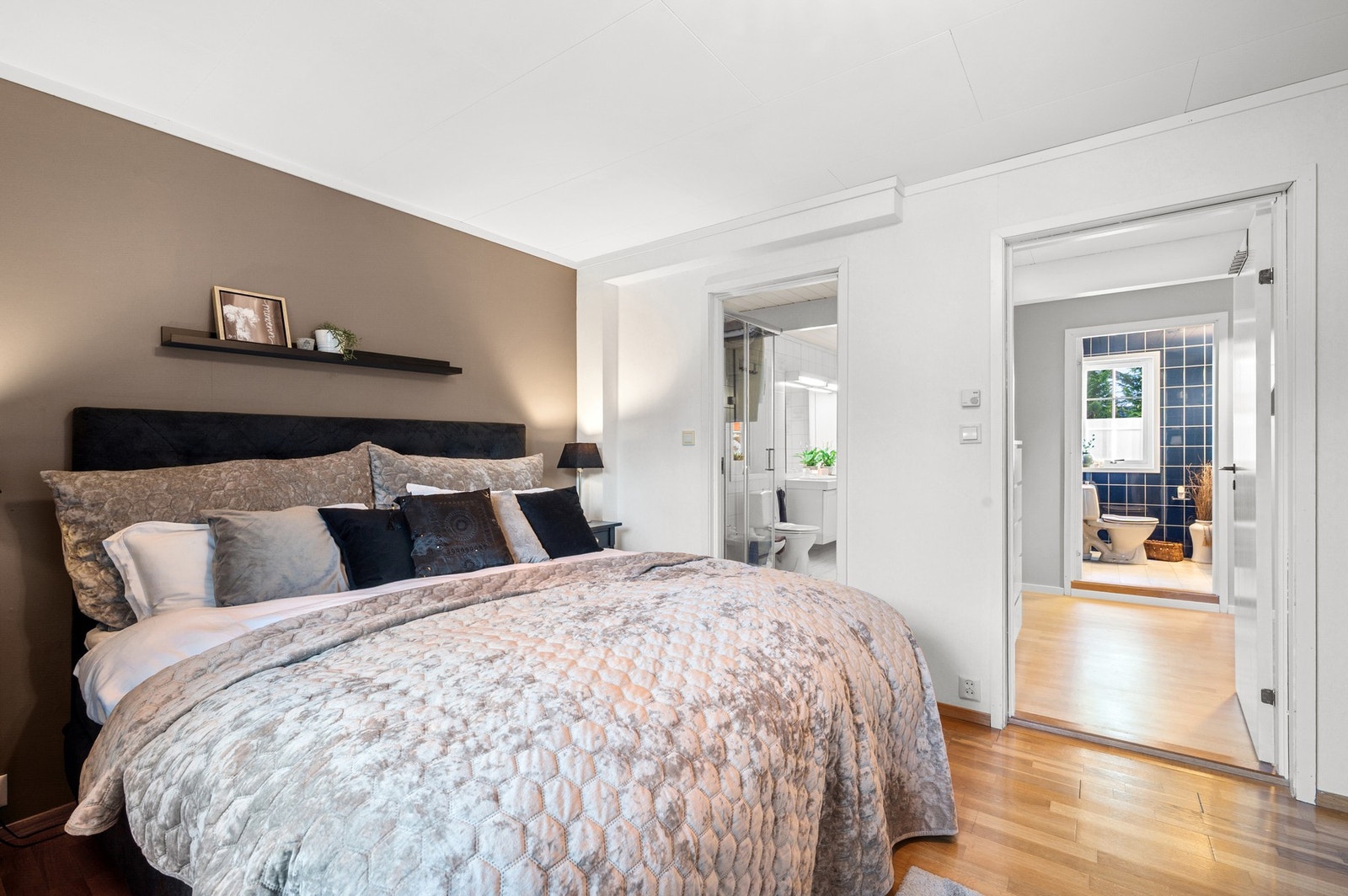 Dør inn til badet fra hovedsoverommet, samt ut mot gangen. Galleribilde