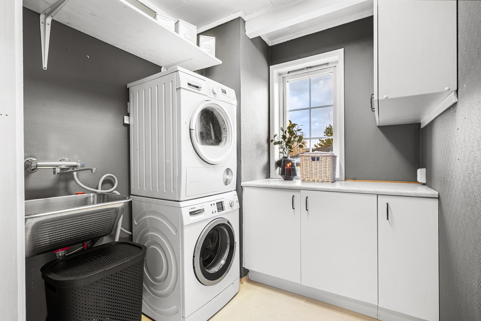 Vaskerom med god plass til vaskemaskin og tørketrommel, samt fine oppbevaringsmuligheter. Galleribilde