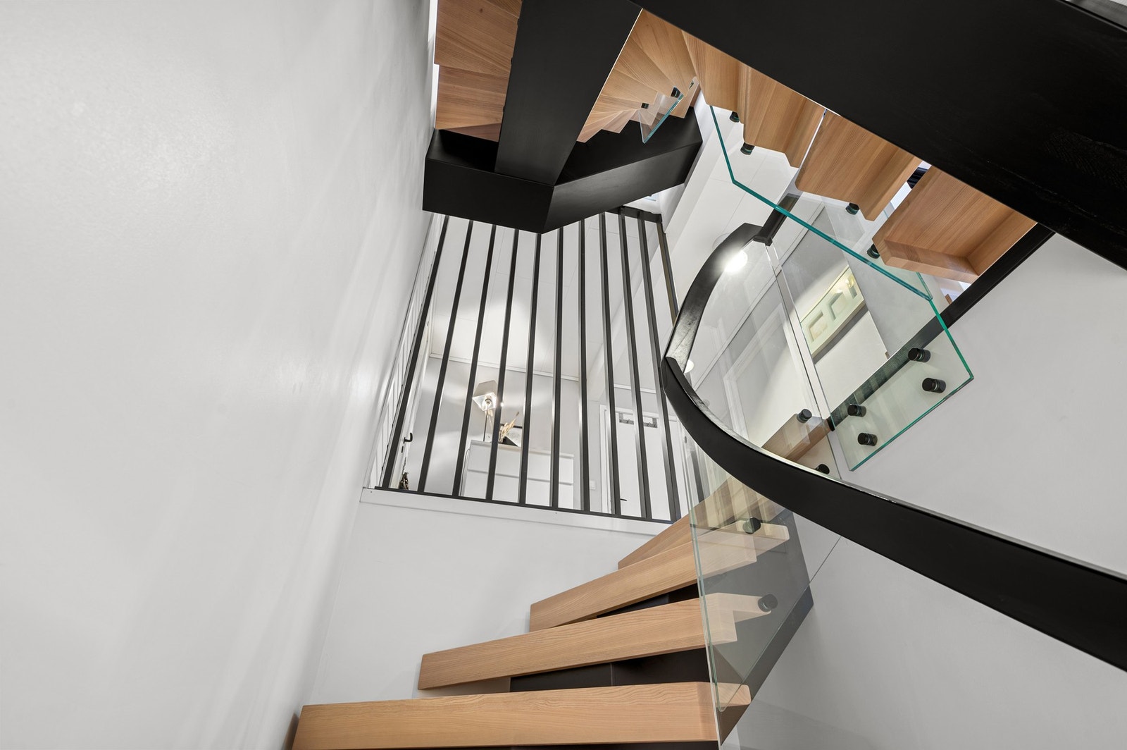 Fantastisk trapp bygget i solide og tidløse materialer. Gode og stabile trappetrinn i heltre, samt glass som skaper et luftig og moderne uttrykk. Galleribilde