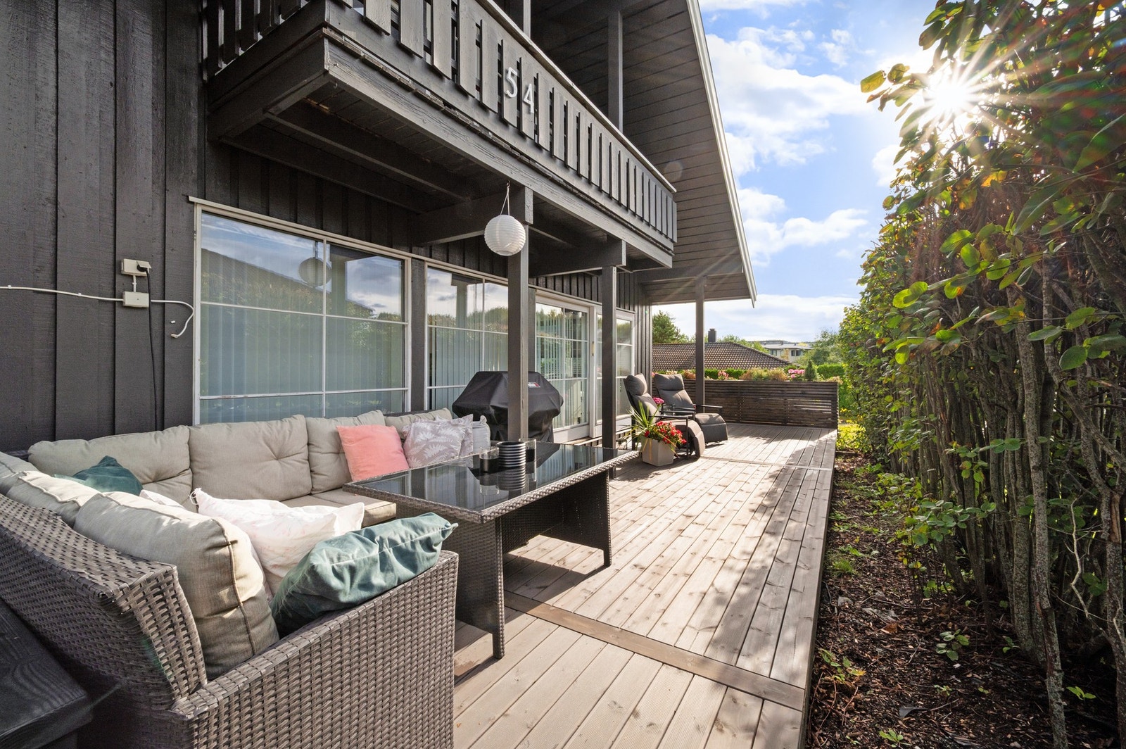 Herlig terrasse/uteplass like ved stua og kjøkkenet. Her har man fine solforhold, med sol fra tidlig morgen (terrassedelen mot inngangssiden av huset) og ut mot ettermiddagen/kvelden på sommerstid. Galleribilde