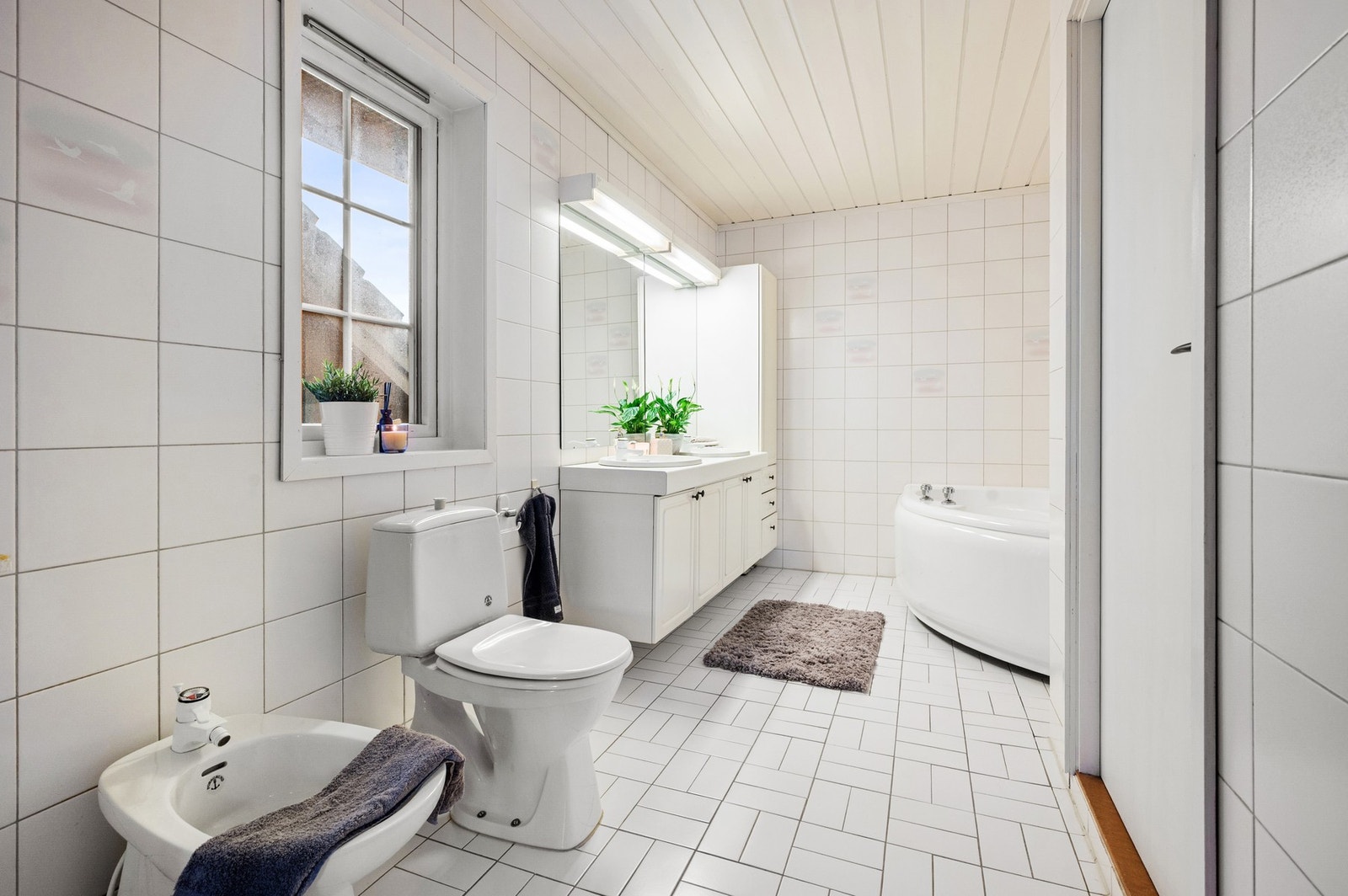 På badet finnes det dusjkabinett (nytt i 2025), dobbelservant, badekar, toalett og et bidé. Badet er av eldre dato, og selv om det ikke er avdekket forhøyede fuktindikasjoner av takstmann bør en oppussing etterhvert påregnes. Galleribilde