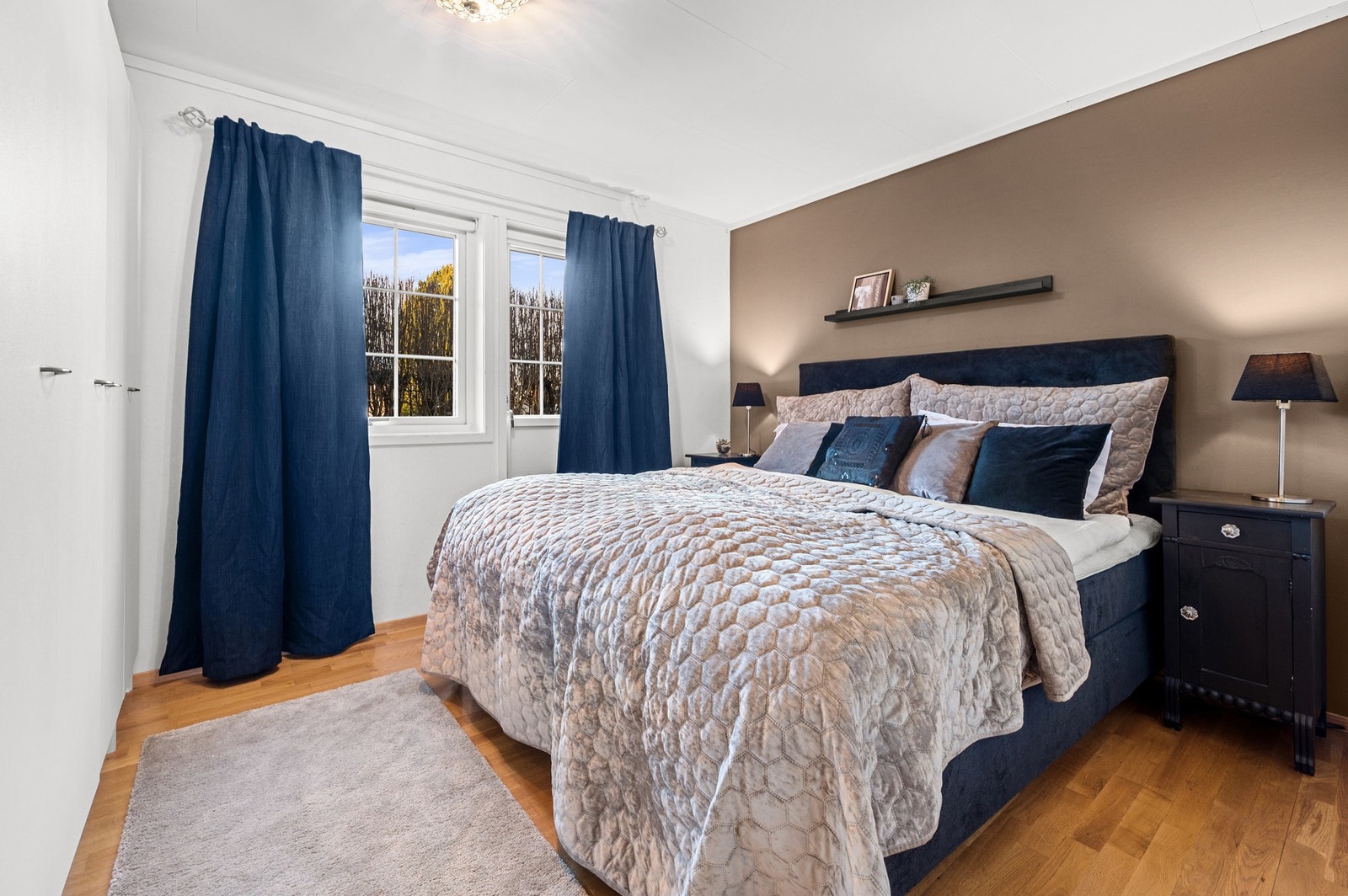 Hovedsoverommet er av en god størrelse (11,8m²). Oppbevaringsplass i garderobeskap langs den ene siden av rommet. Fra soverommet har man også utgang til en luftebalkong. Galleribilde