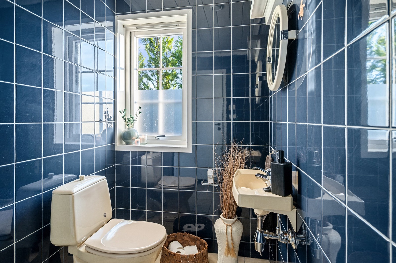 Det finnes to toalett i boligens 1. etasje, der dette toalettet ligger like ved inngangsdøren. Galleribilde