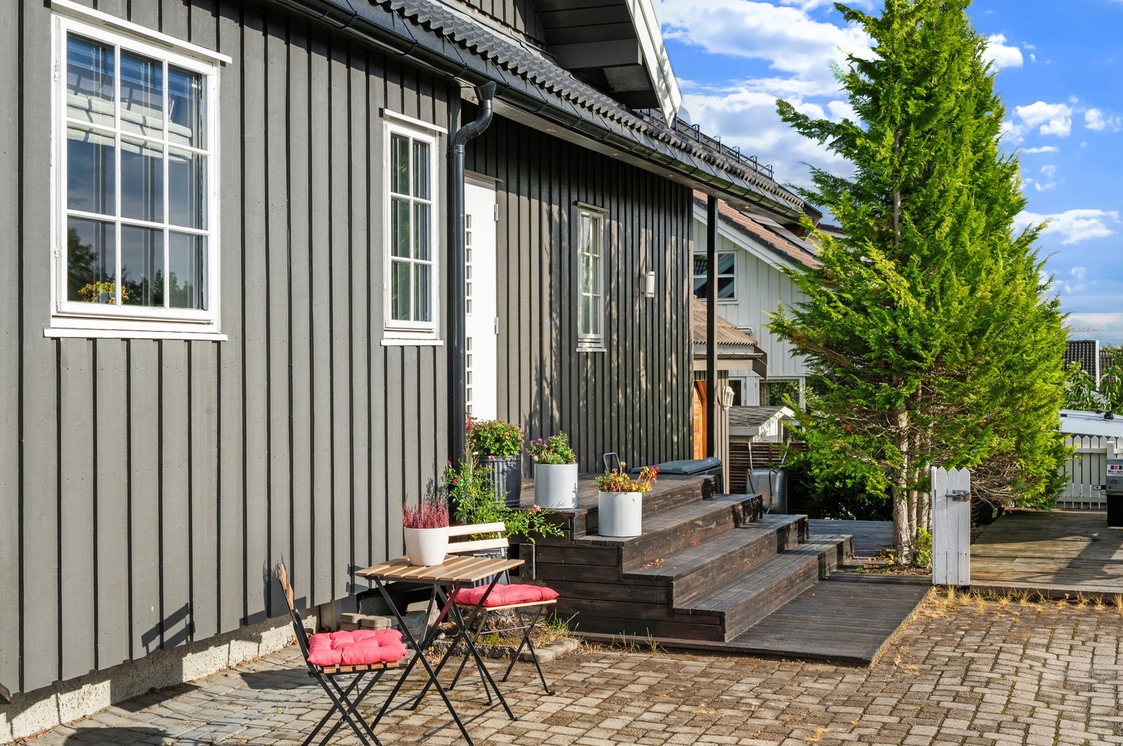 Pent opparbeidet inngangsparti, samt plass til en sittegruppe ved trappen. Her har man morgensol på sommerstid. Galleribilde