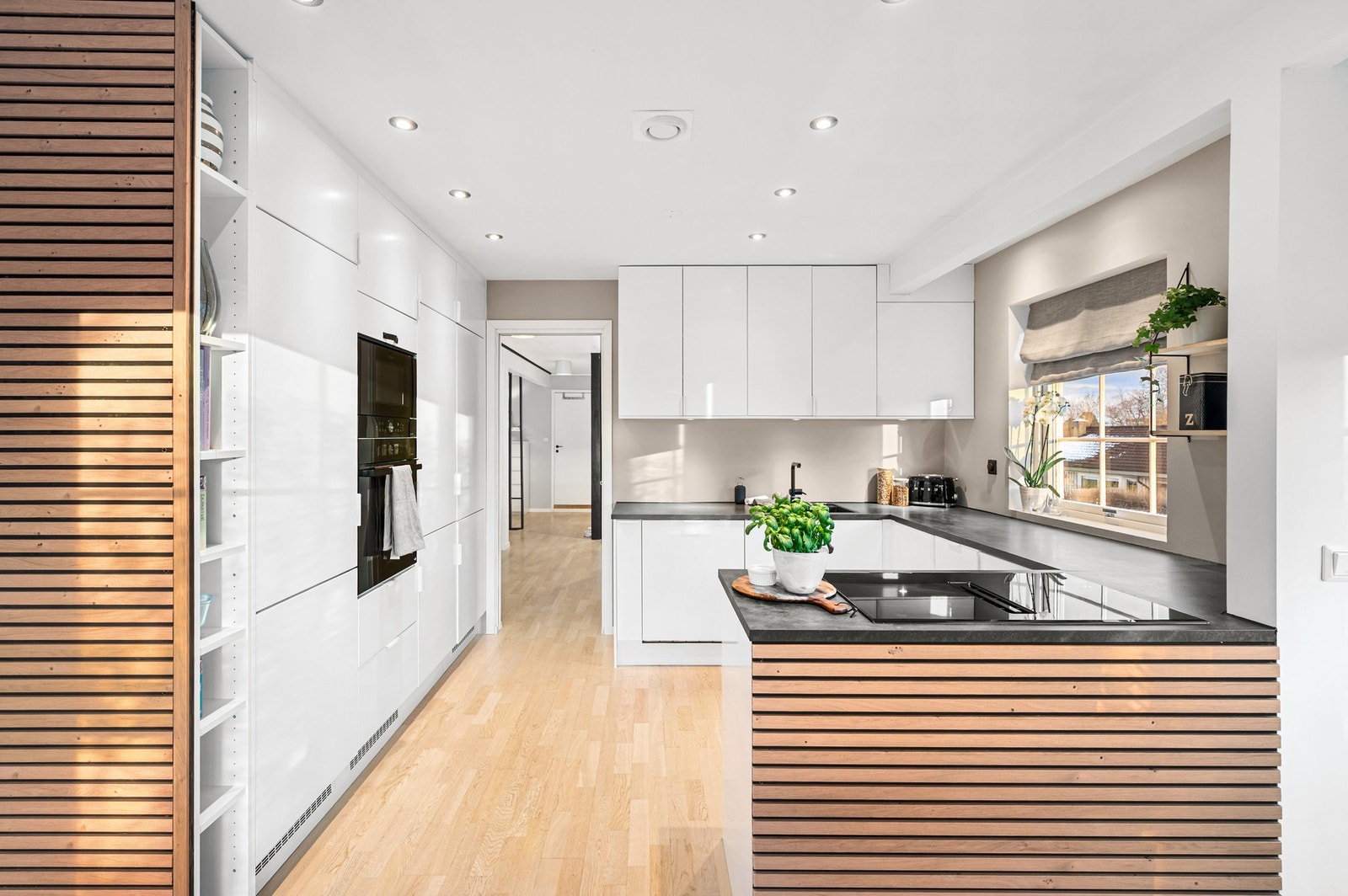 Alle hvitevarer er integrerte. Av utstyr finnes helskap for både kjøleskap og fryser, oppvaskmaskin, stekeovn, mikrobølgeovn og koketopp med nedfelt ventilator. Galleribilde