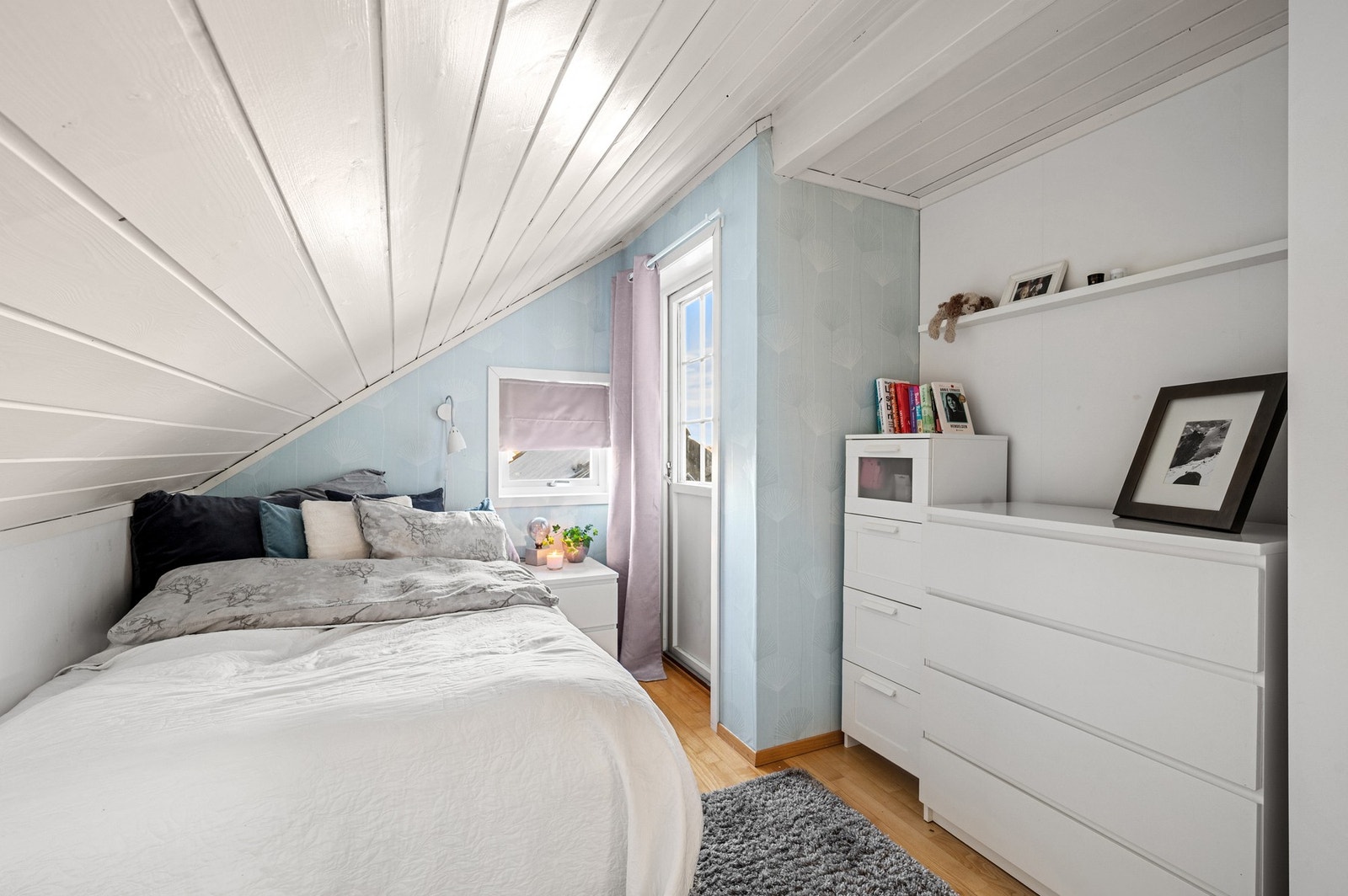 Dette er det største av soverommene i 2. etasje. Herfra har man utgang til enda en luftebalkong. Galleribilde