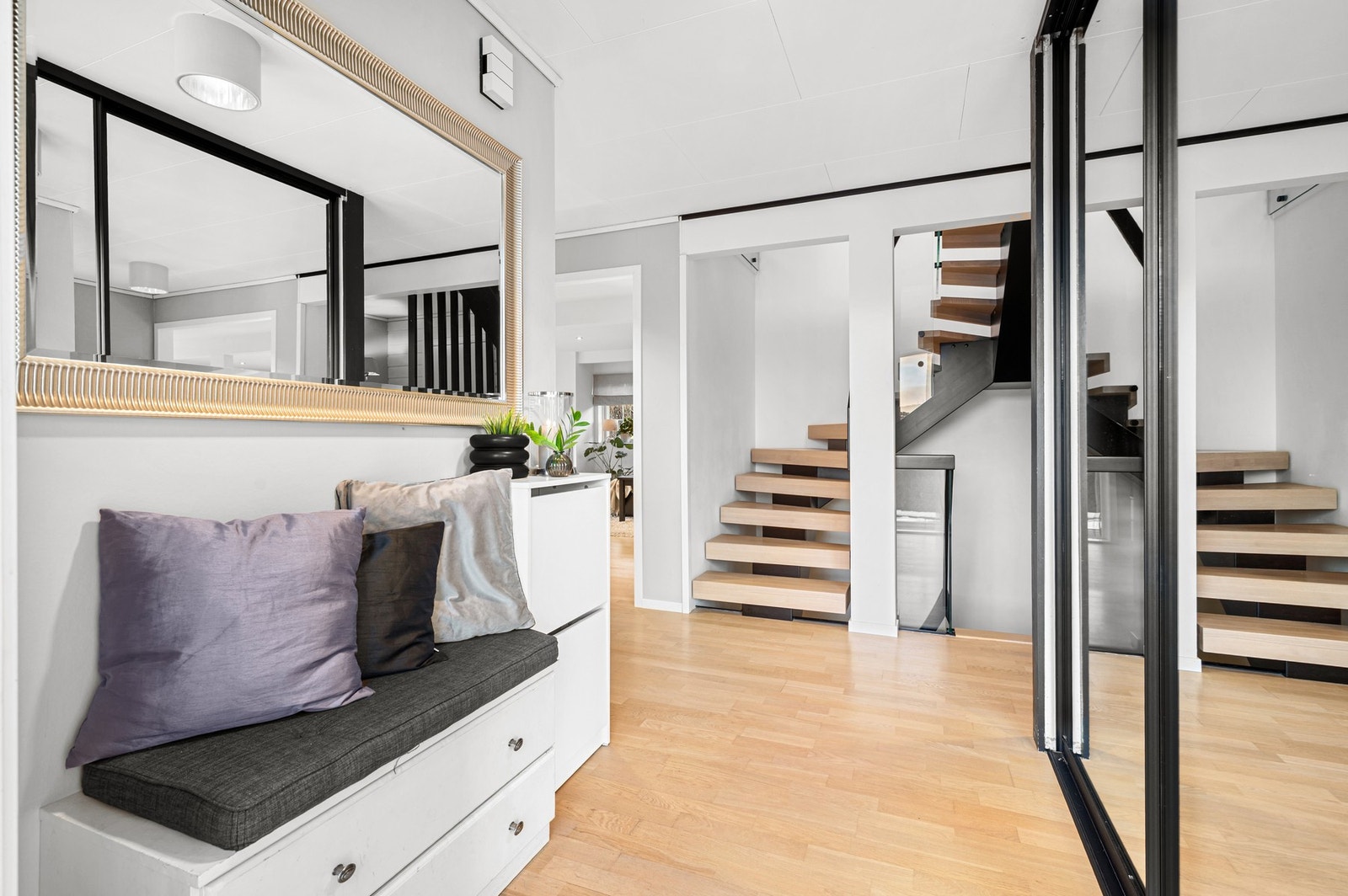 Praktisk og stor skyvedørsgarderobe til høyre ved inngangsdøra. Galleribilde