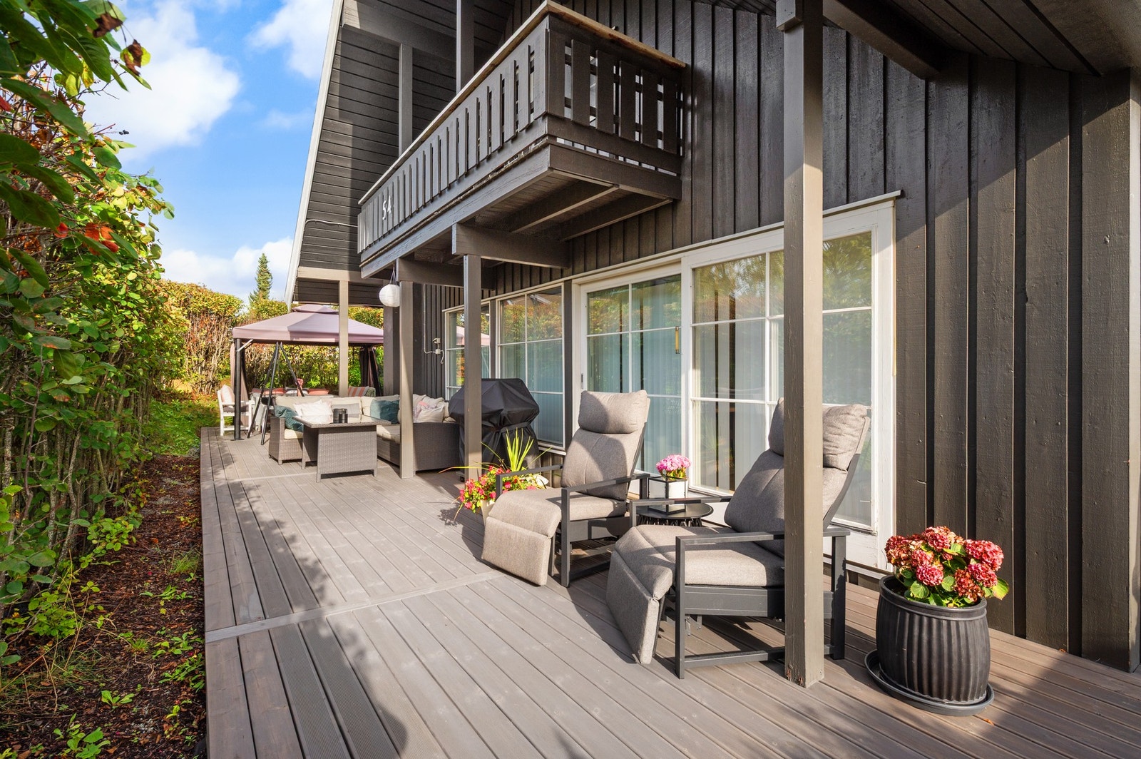 Fine solforhold på uteplassen. Boligen har også tre stk balkonger i 2. etasje (en på hver kortside av huset). Man har også tilgang til terrassen fra framsiden av huset (ved gårdsrommet) via trapp. Galleribilde