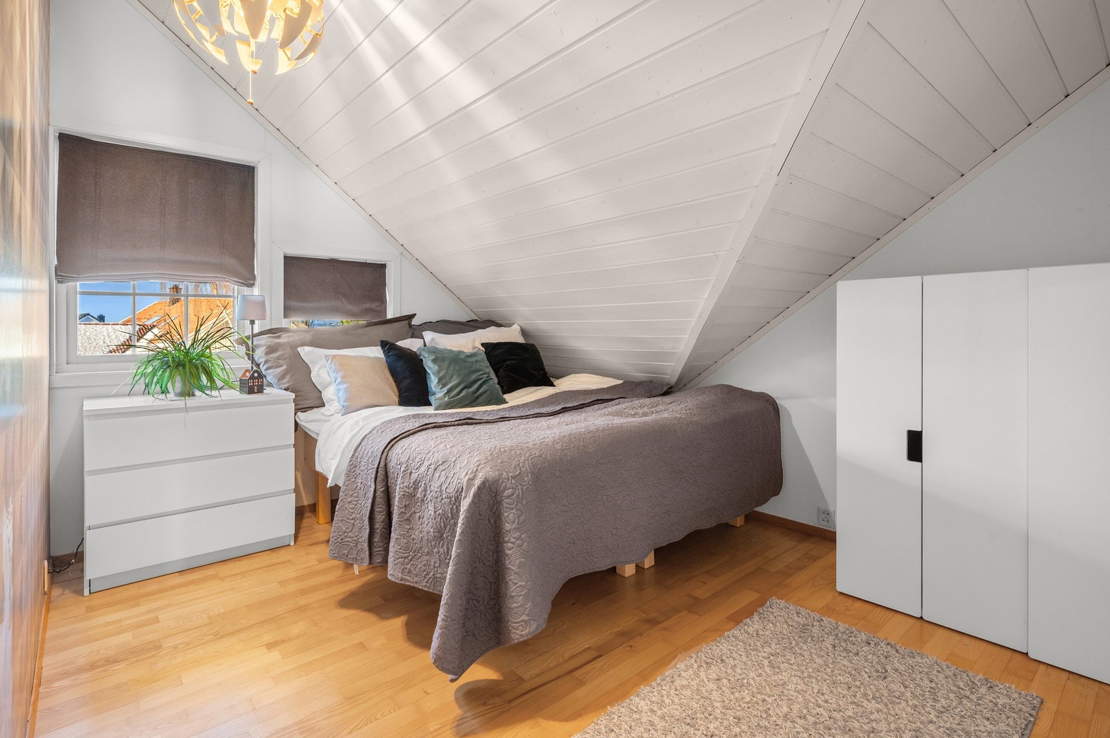 I denne etasjen ligger de resterende fire soverommene i boligen. På alle disse er det god plass til både seng, oppbevaring og ev. en pult. Rommene måler mellom 8,3-10,3m² i målbart areal (11,4-13,6m² i gulvareal). Galleribilde