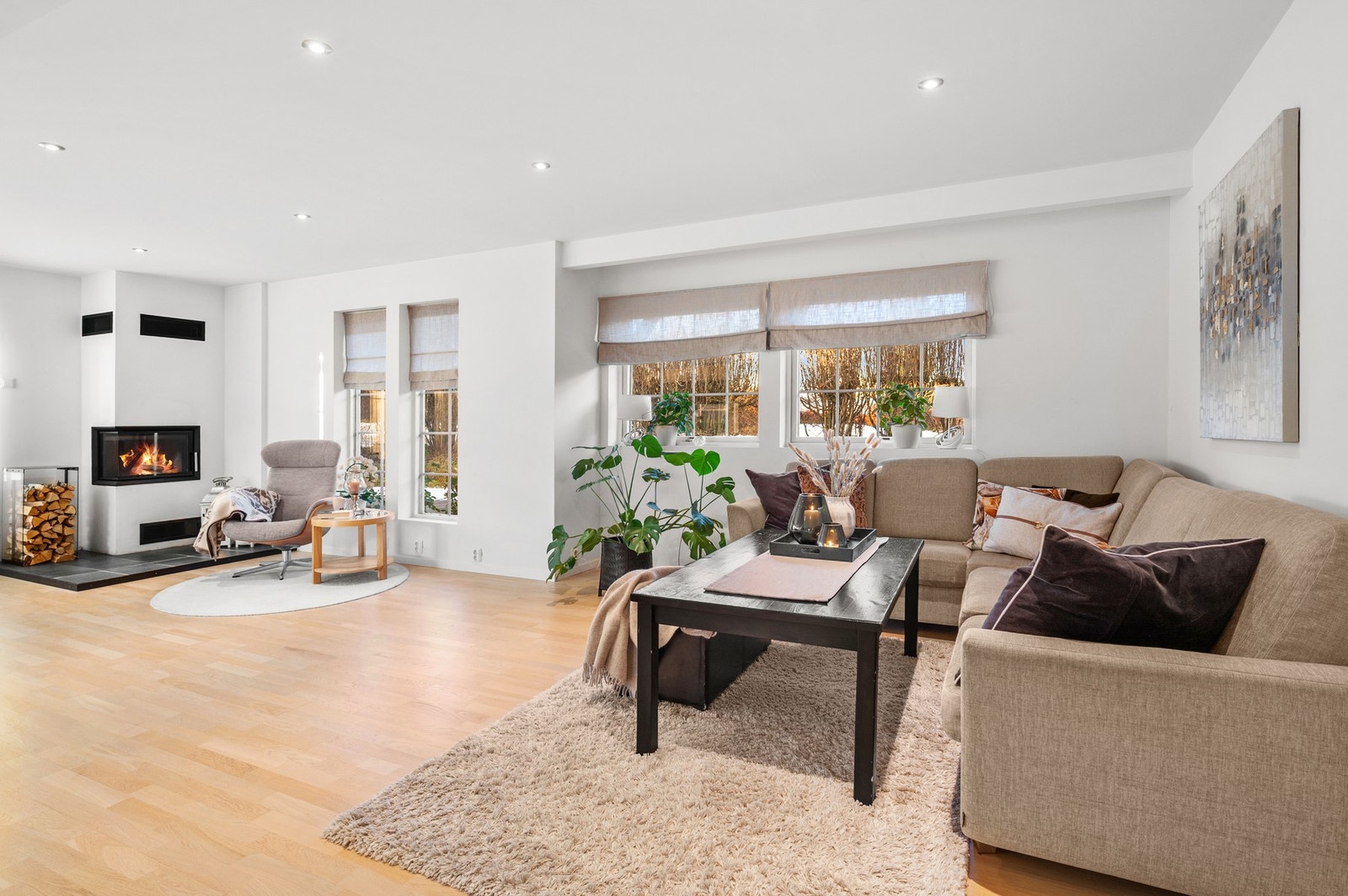 Her har man mer enn god nok plass til flere sittegrupper og soner. I stua har man en flott peis som varmer godt på de kaldere dagene. I tillegg er veggene i stua etterisolert. Galleribilde