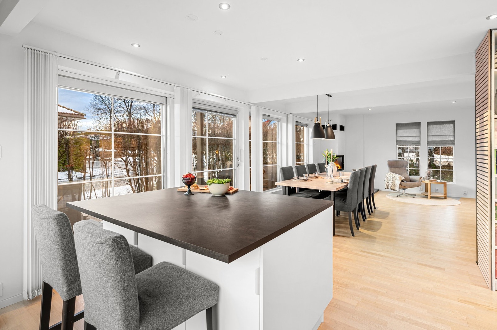 Ved kjøkkenøya er det plass til to barstoler, samt godt med oppbevaring i skap og skuffer. Et sosialt og fint rom. Galleribilde