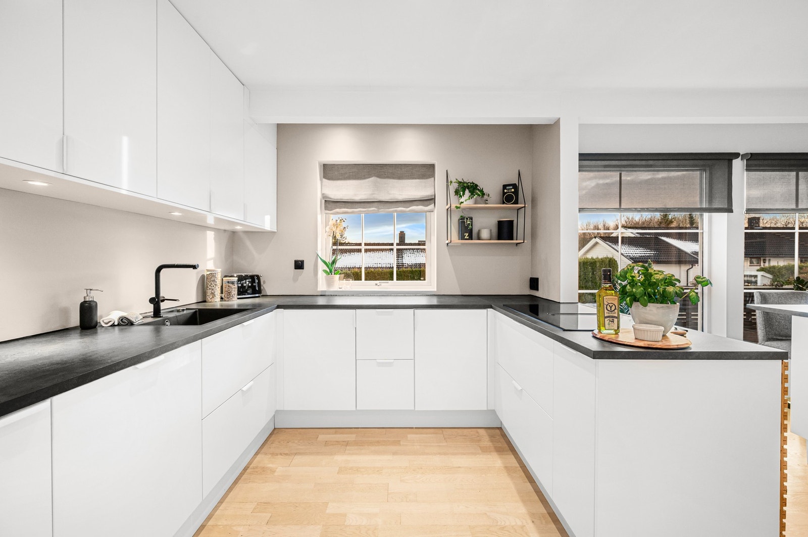 Gode oppbevaringsløsninger i både overskap og i skuffer. Fin arbeidsplass ved siden av vinduet, hvor man kan kikke ut mot den rolige blindgata. Alle forhold på kjøkkenet er vurdert til TG1 og TG0 ifølge takstmann. Galleribilde