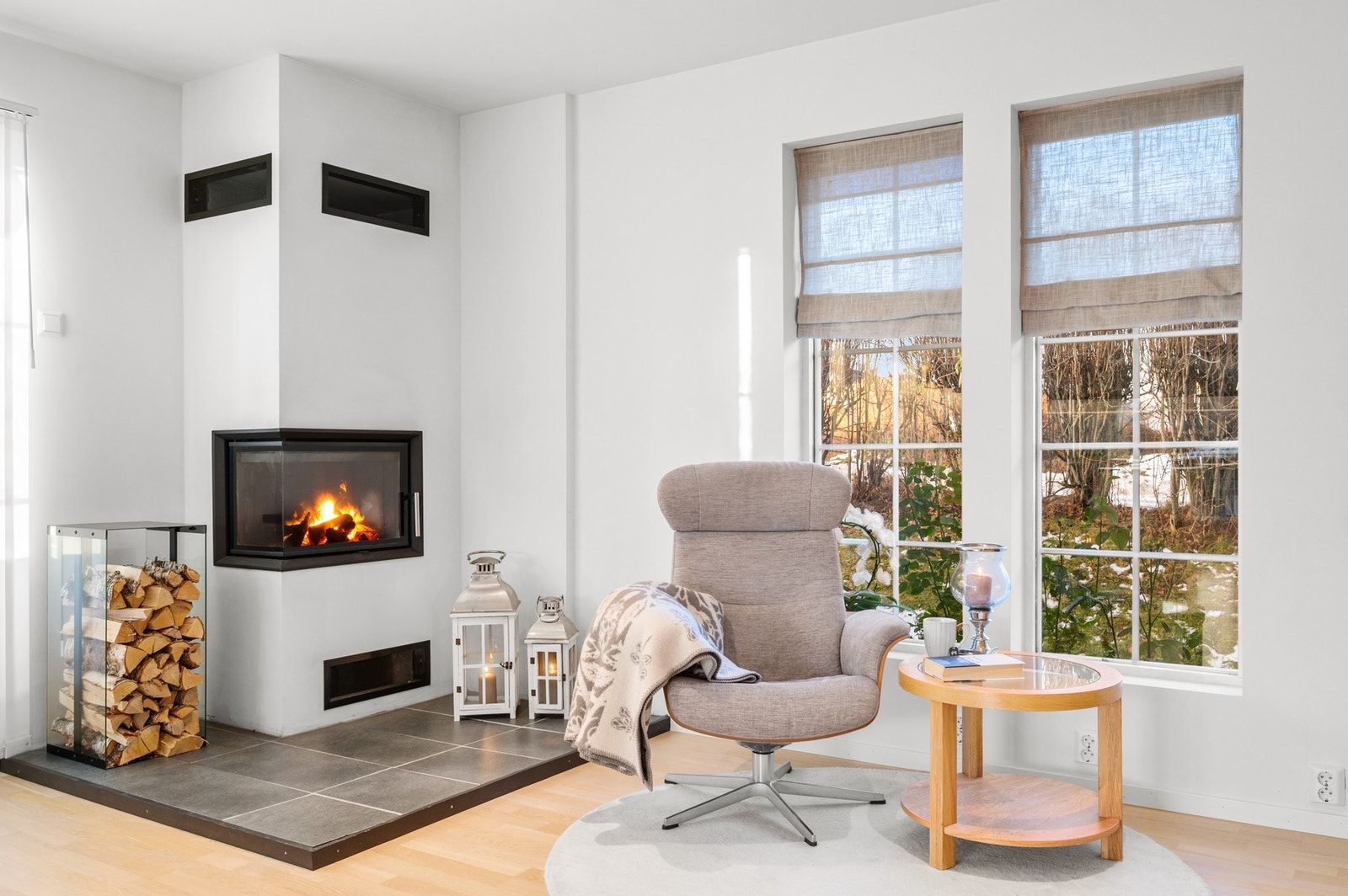 Koselig sone ved siden av peisen i stua. Det er etablert nytt ildsted i stua i 2021 - arbeidet er utført av innleide fagfolk. Galleribilde