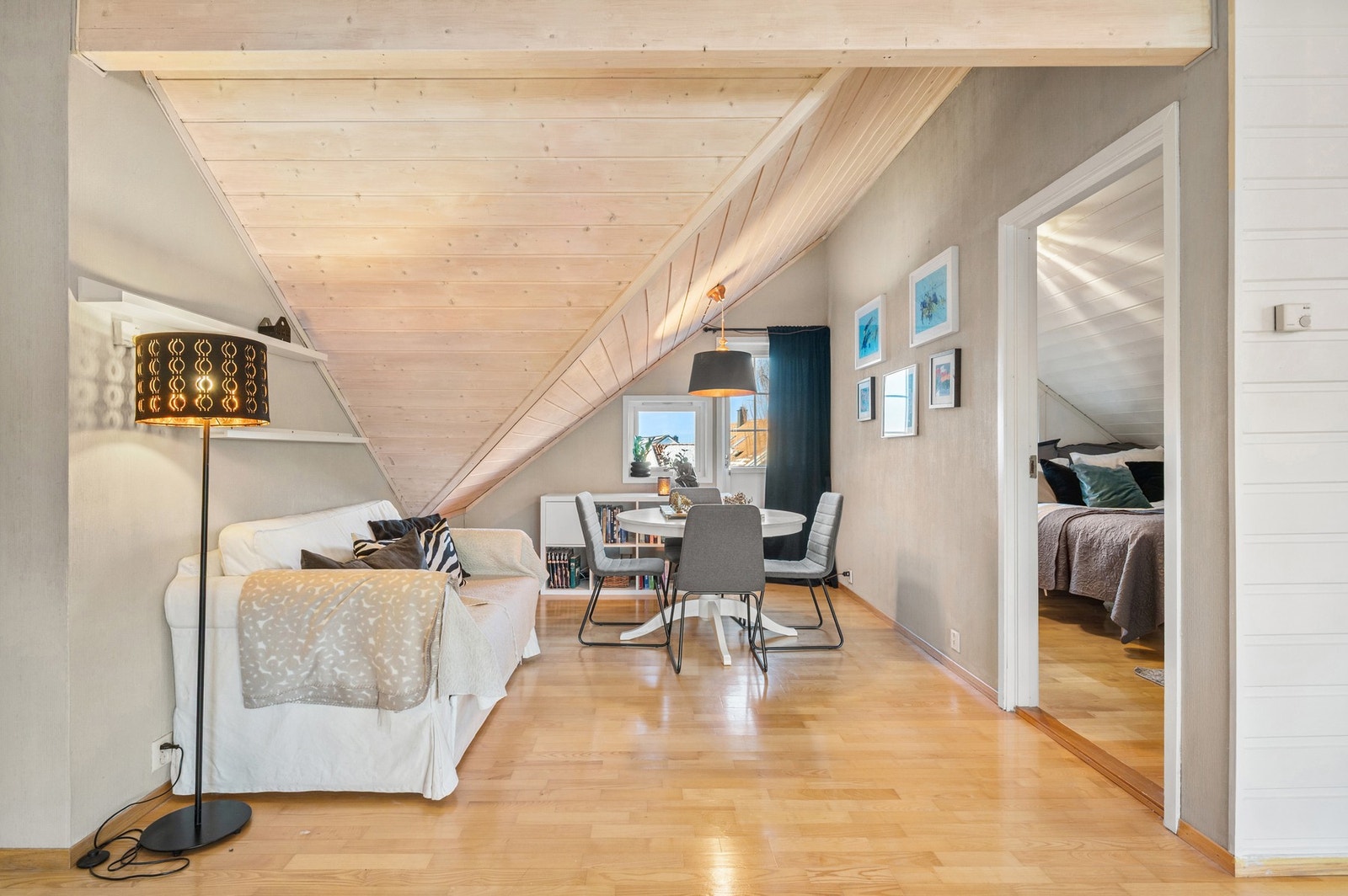 Plass til det aller meste i boligens andre stue. Fra denne etasjen har man også tilgang til tre ulike balkonger - den ene fra stuedelen. Galleribilde