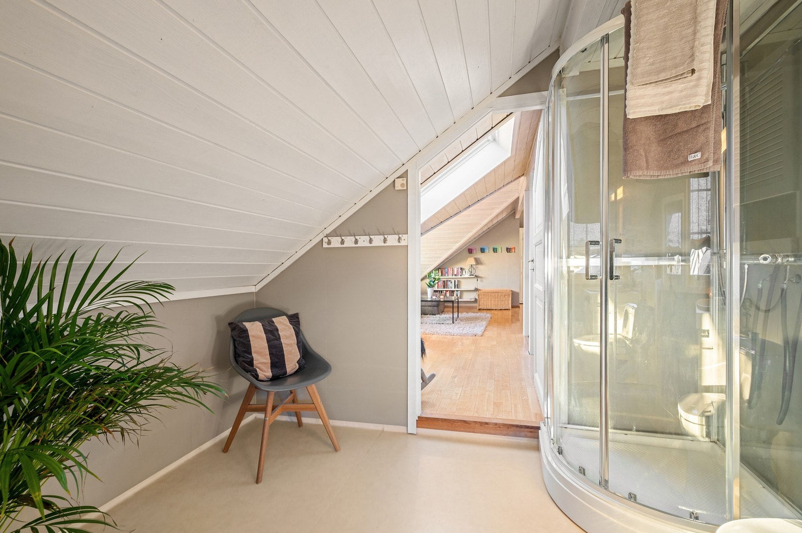 Utsyn mot loftstue fra badet. Galleribilde